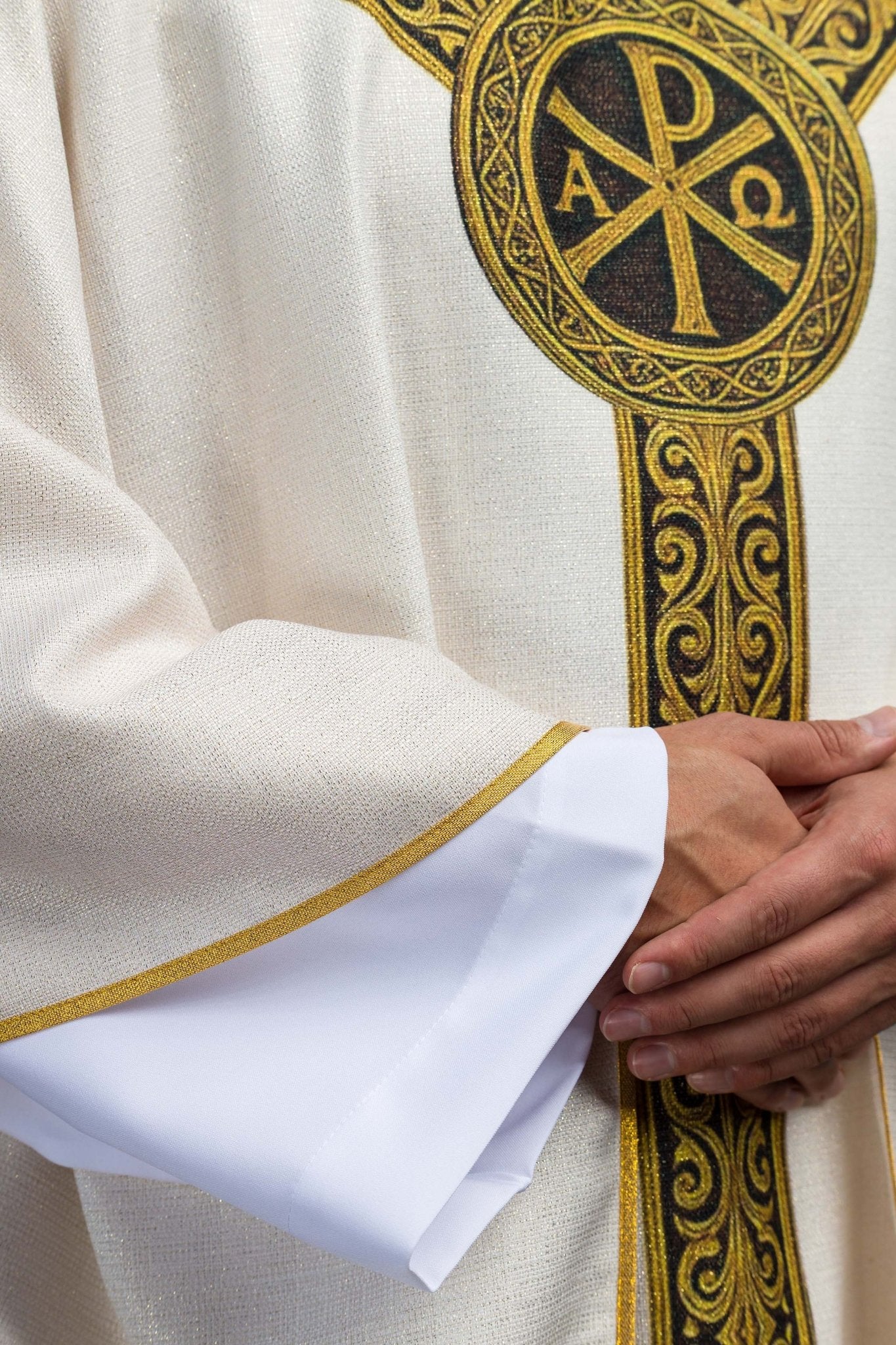 Ornat drukowany Pax Ecru z bogatym złotym zdobieniem