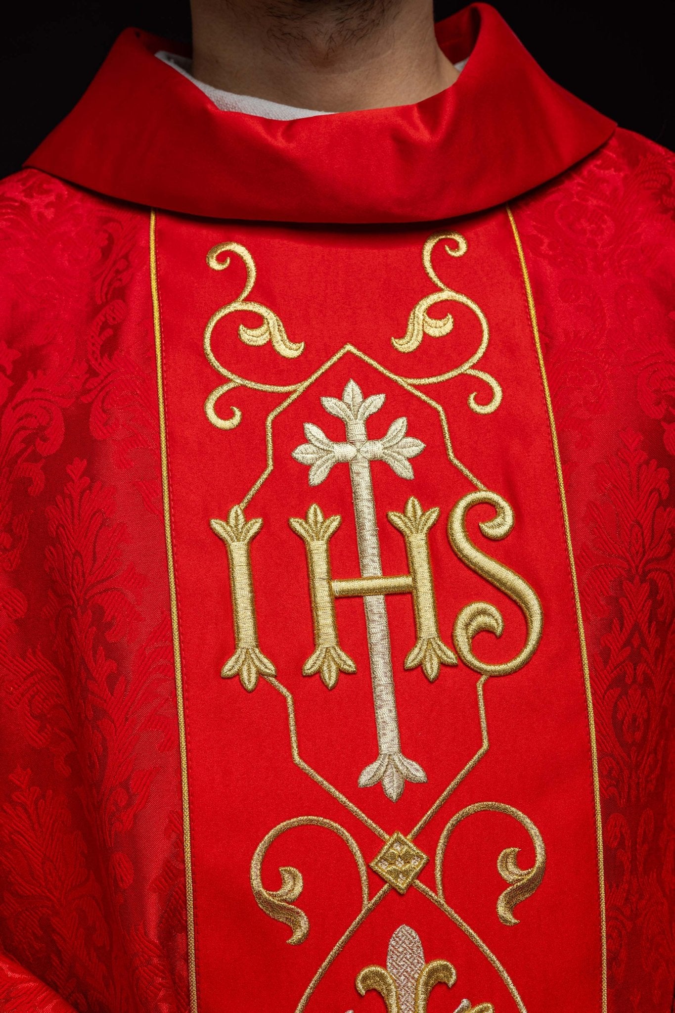 Ornat haftowany IHS Czerwony ze Zdobionym Materiałem