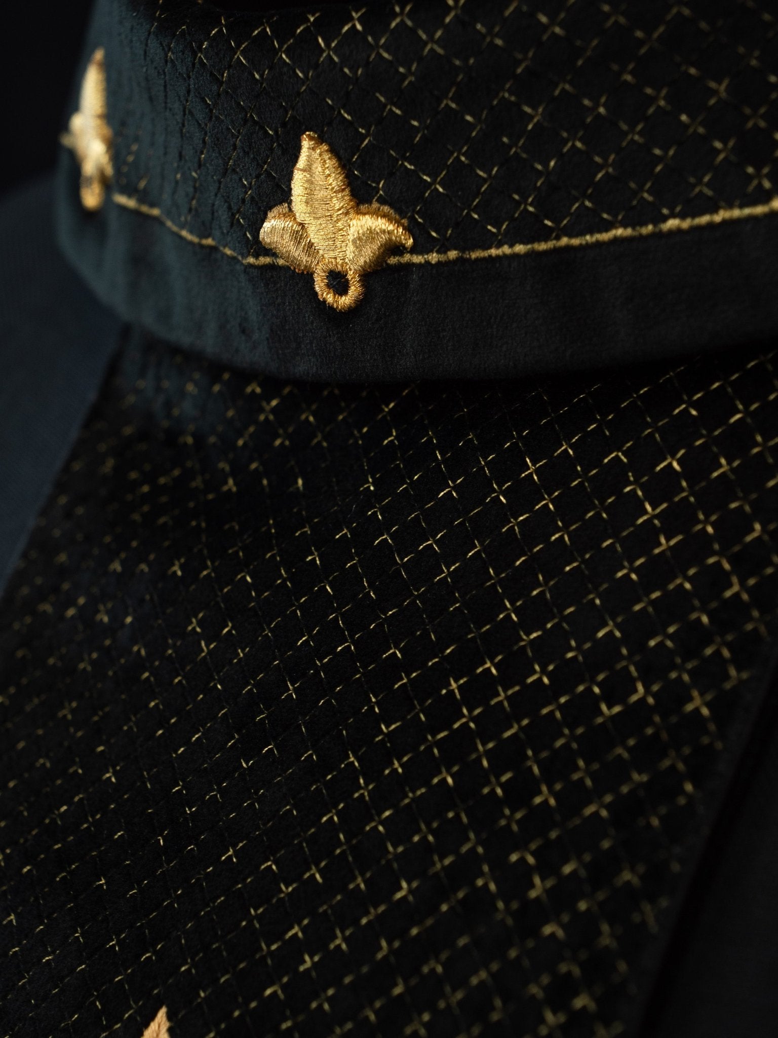 Ornat haftowany na aksamicie z symbolem Krzyż Czarny