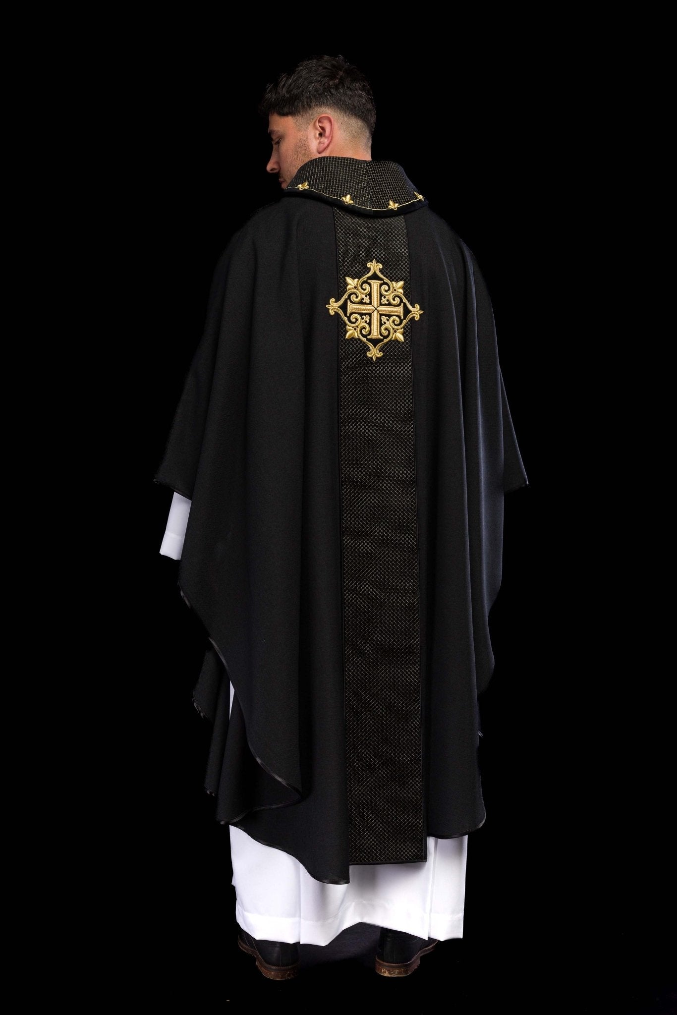 Ornat haftowany na aksamicie z symbolem Krzyż Czarny