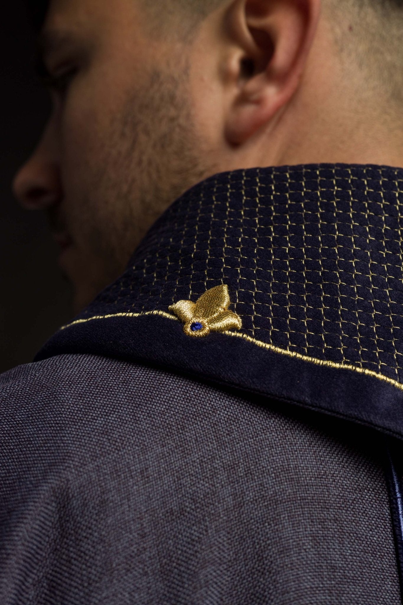 Ornat haftowany na aksamicie z symbolem Krzyż Fioletowy