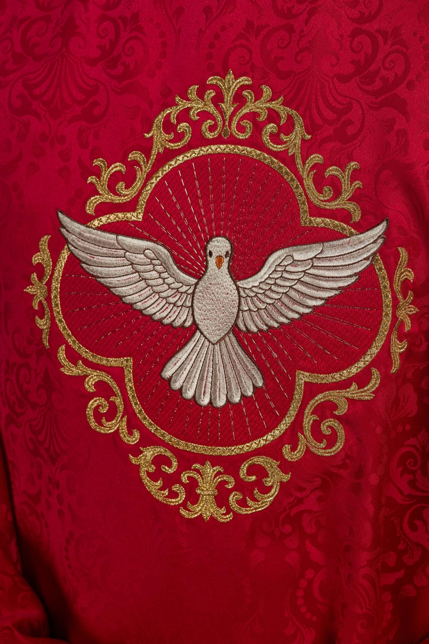 Ornat haftowany z Duchem Świętym na tkaninie żakardowej
