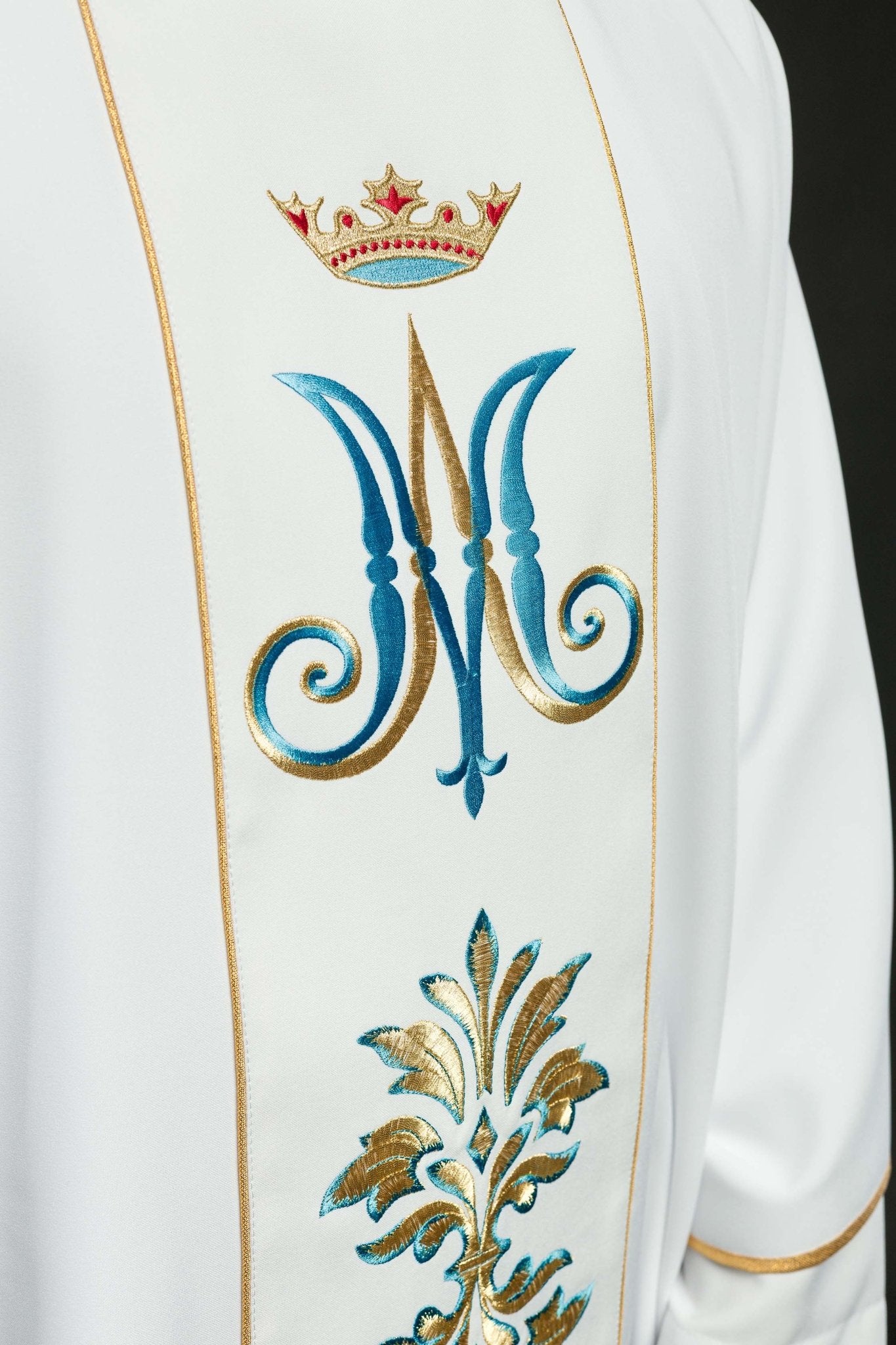 Ornat haftowany z motywem Maryjnym Biały