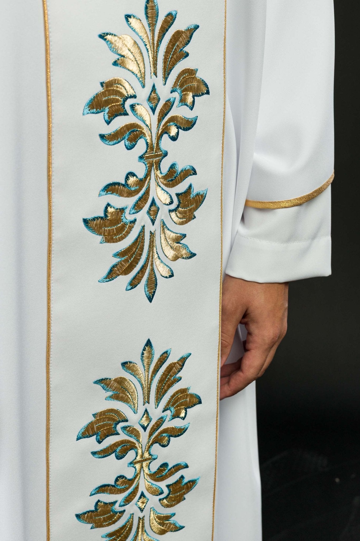 Ornat haftowany z motywem Maryjnym Biały