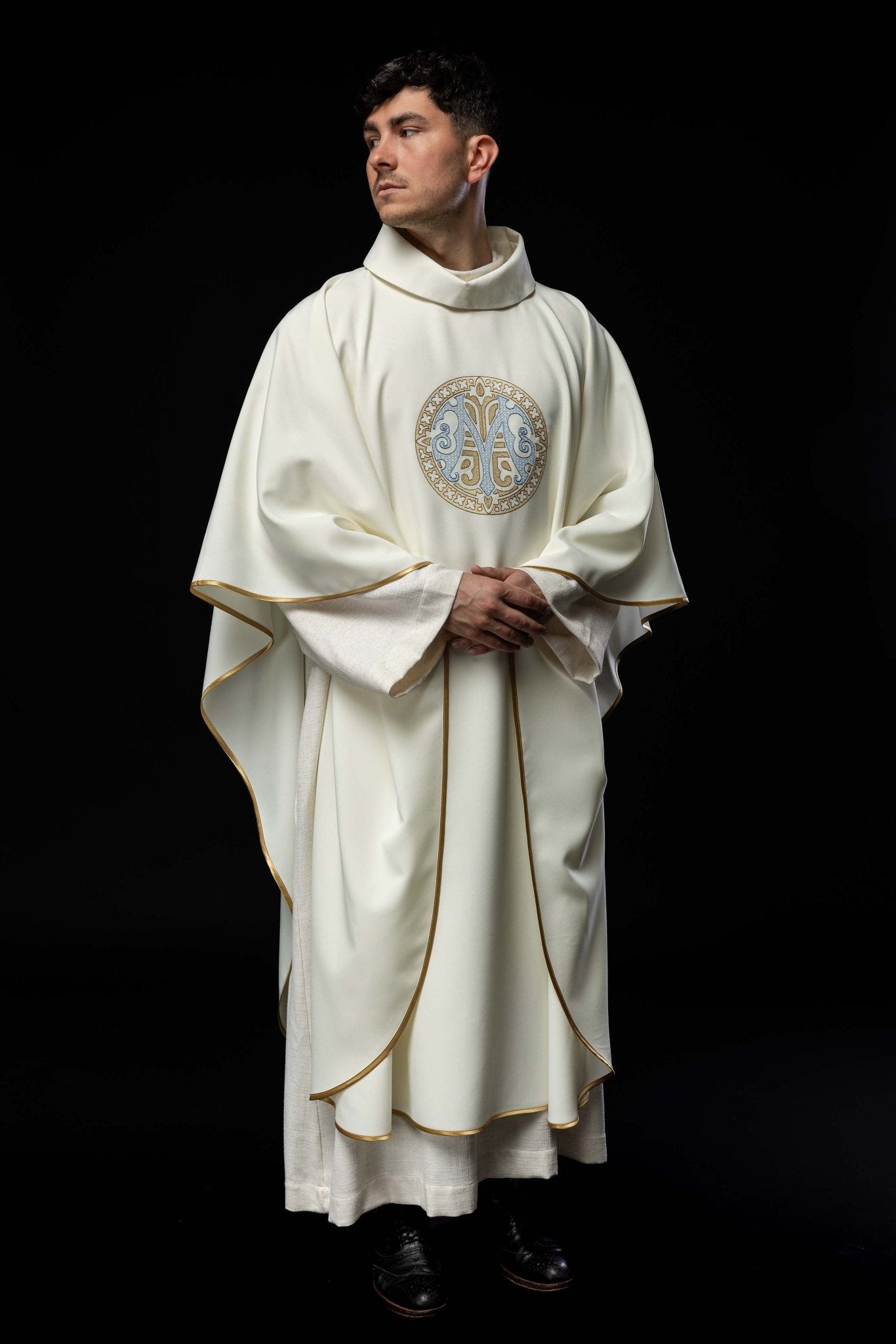 Ornat haftowany z motywem Maryjnym ecru