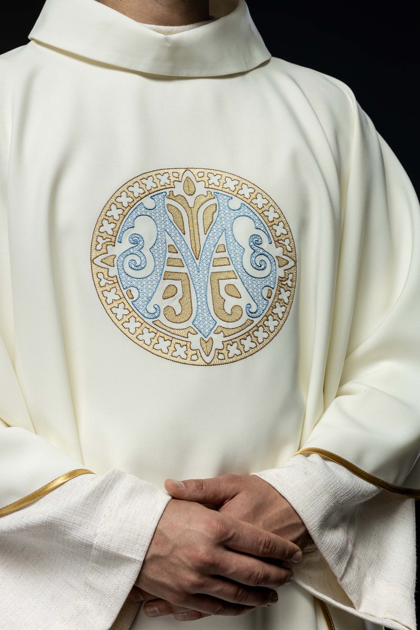 Ornat haftowany z motywem Maryjnym ecru