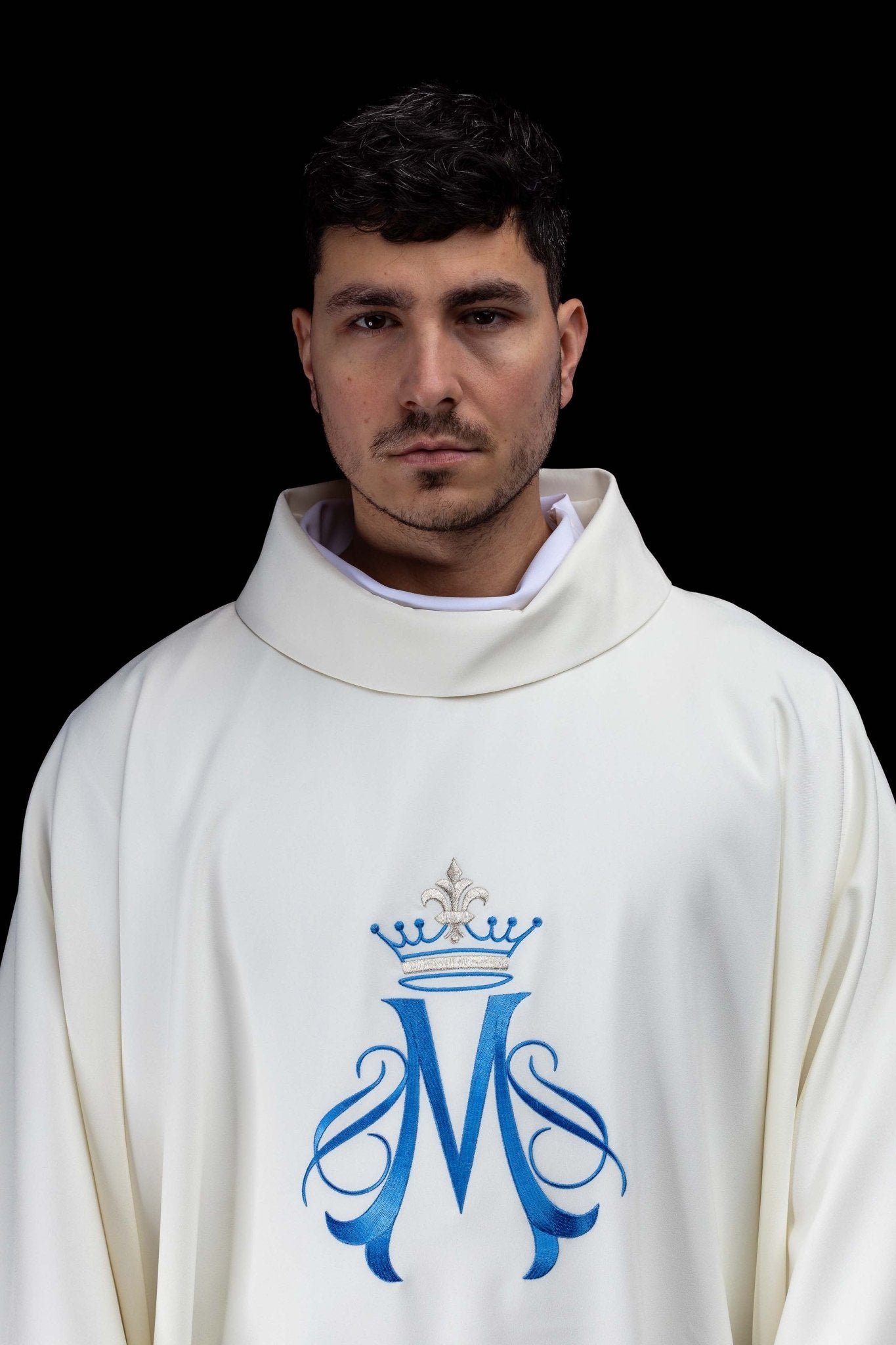 Ornat haftowany z motywem Maryjnym ecru