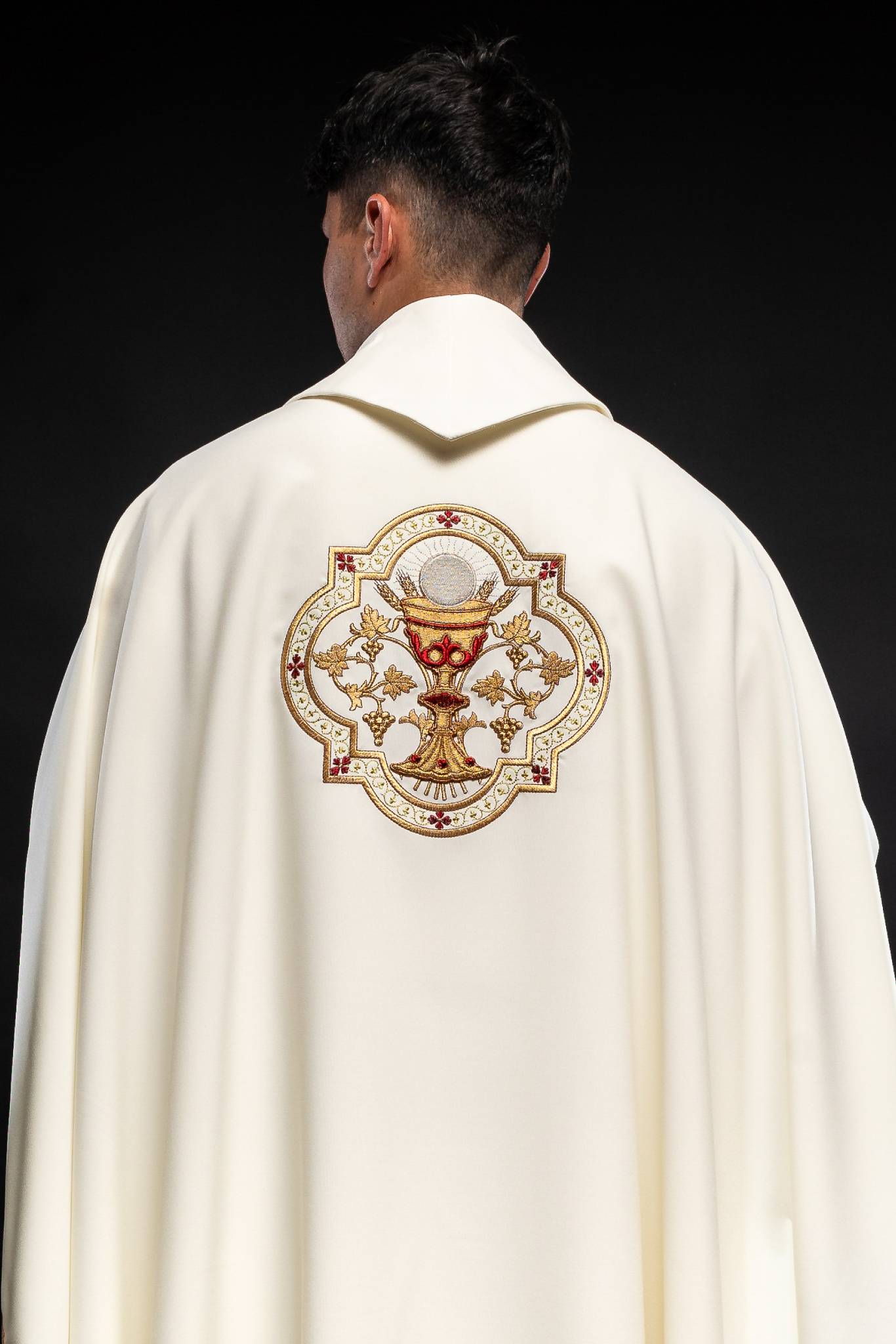 Ornat haftowany z motywem Serca Pana Jezusa i Kielicha eucharystycznego