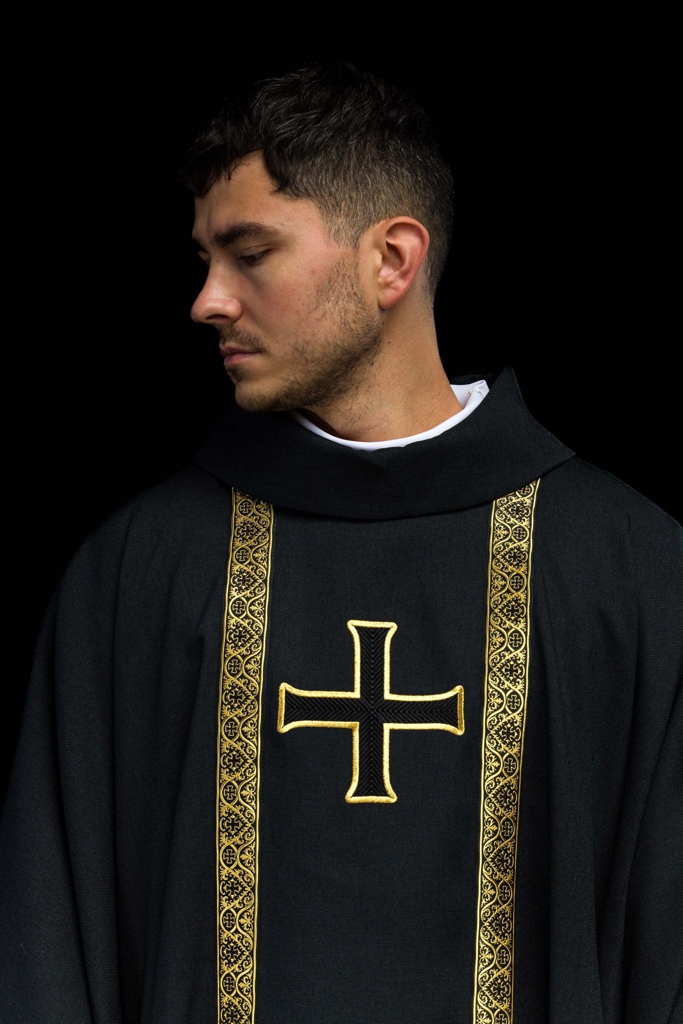 Ornat liturgiczny czarny z haftowanym krzyżem i taśmami żakardowymi