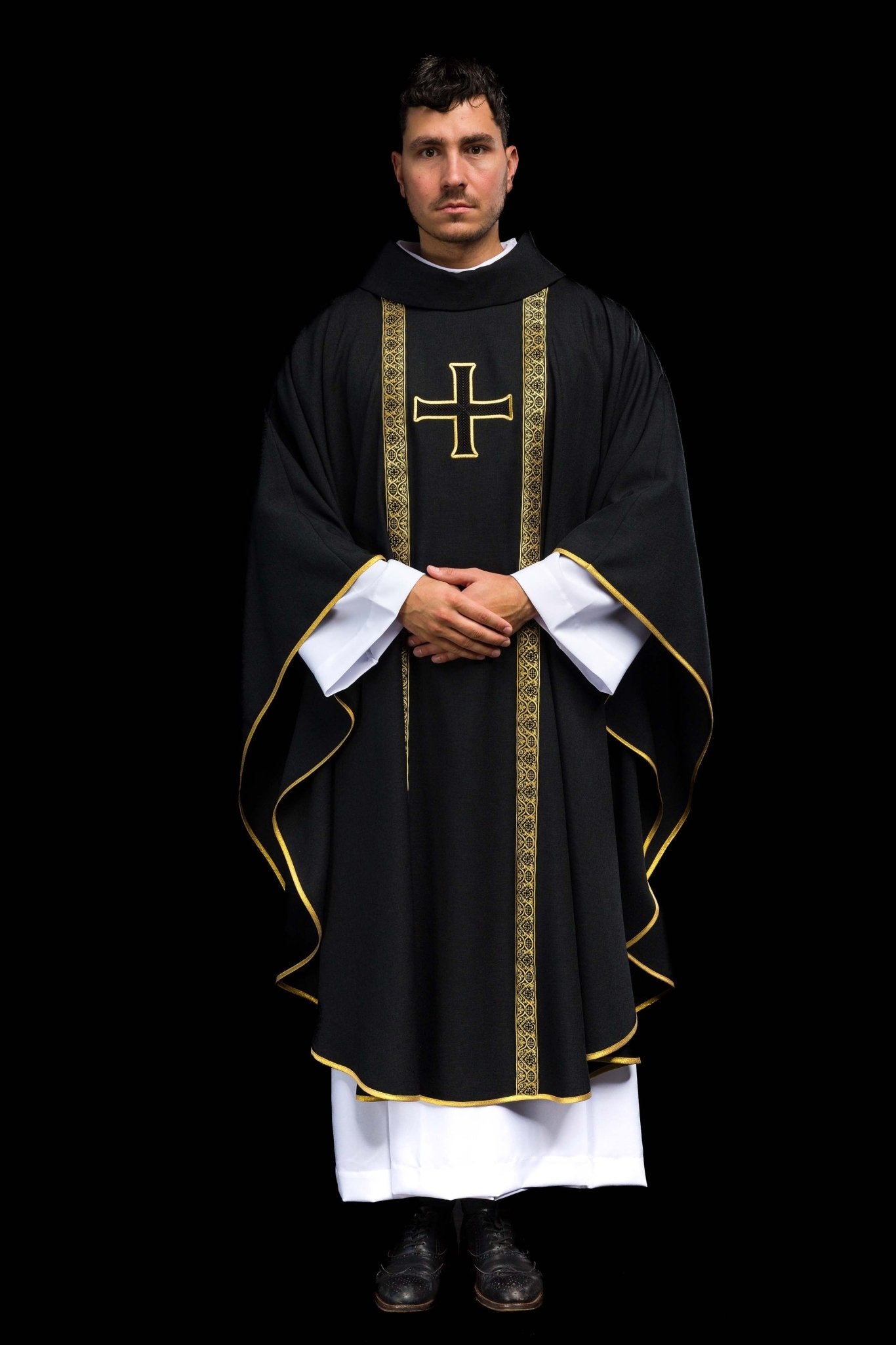 Ornat liturgiczny czarny z haftowanym krzyżem i taśmami żakardowymi