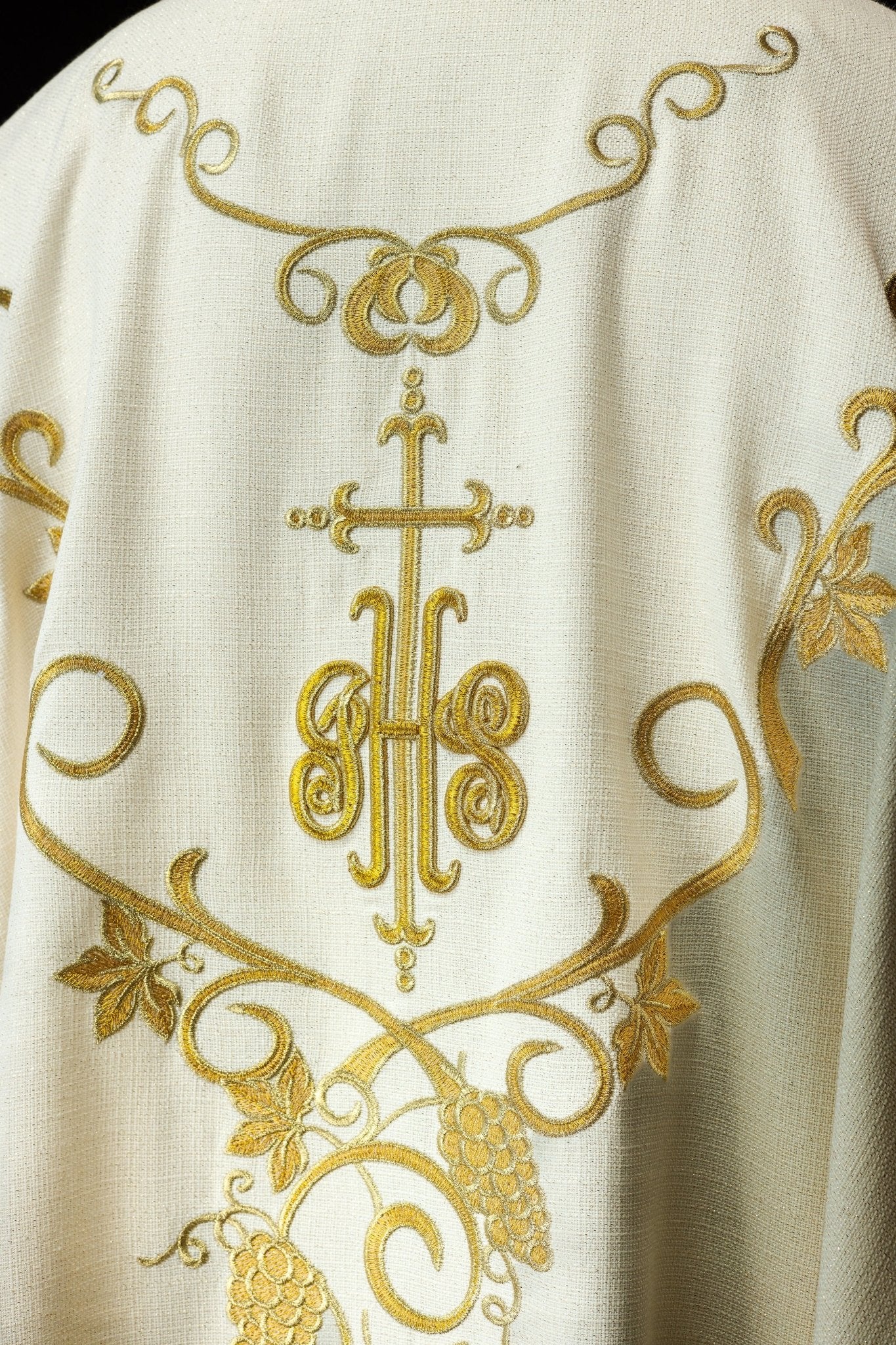 Ornat liturgiczny ecru zdobiony haftem IHS i winogronami