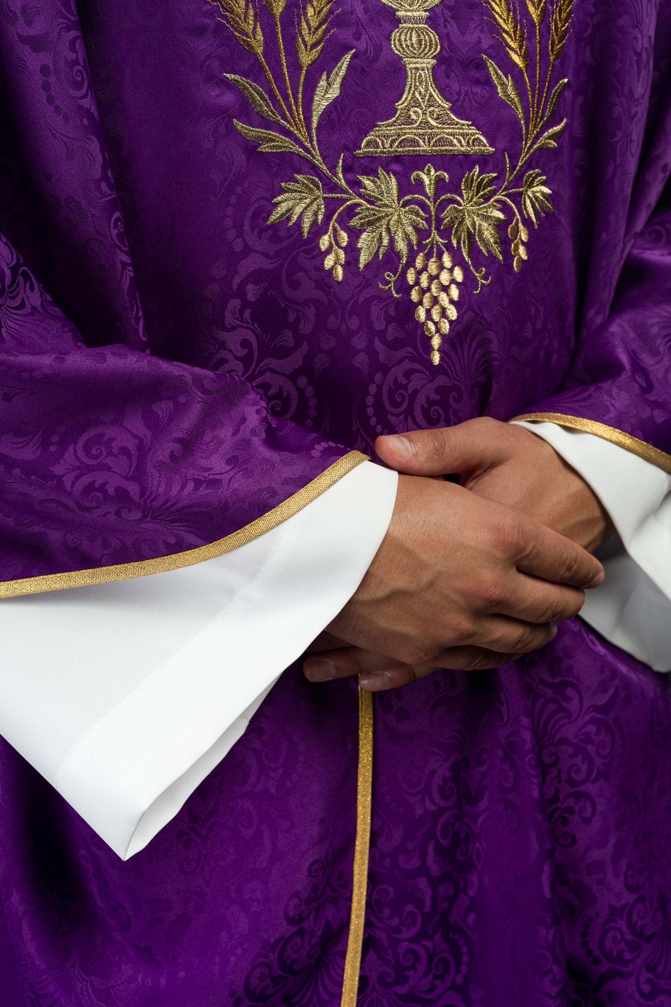 Ornat liturgiczny fioletowy z haftem kielicha i hostii na tkaninie żakardowej