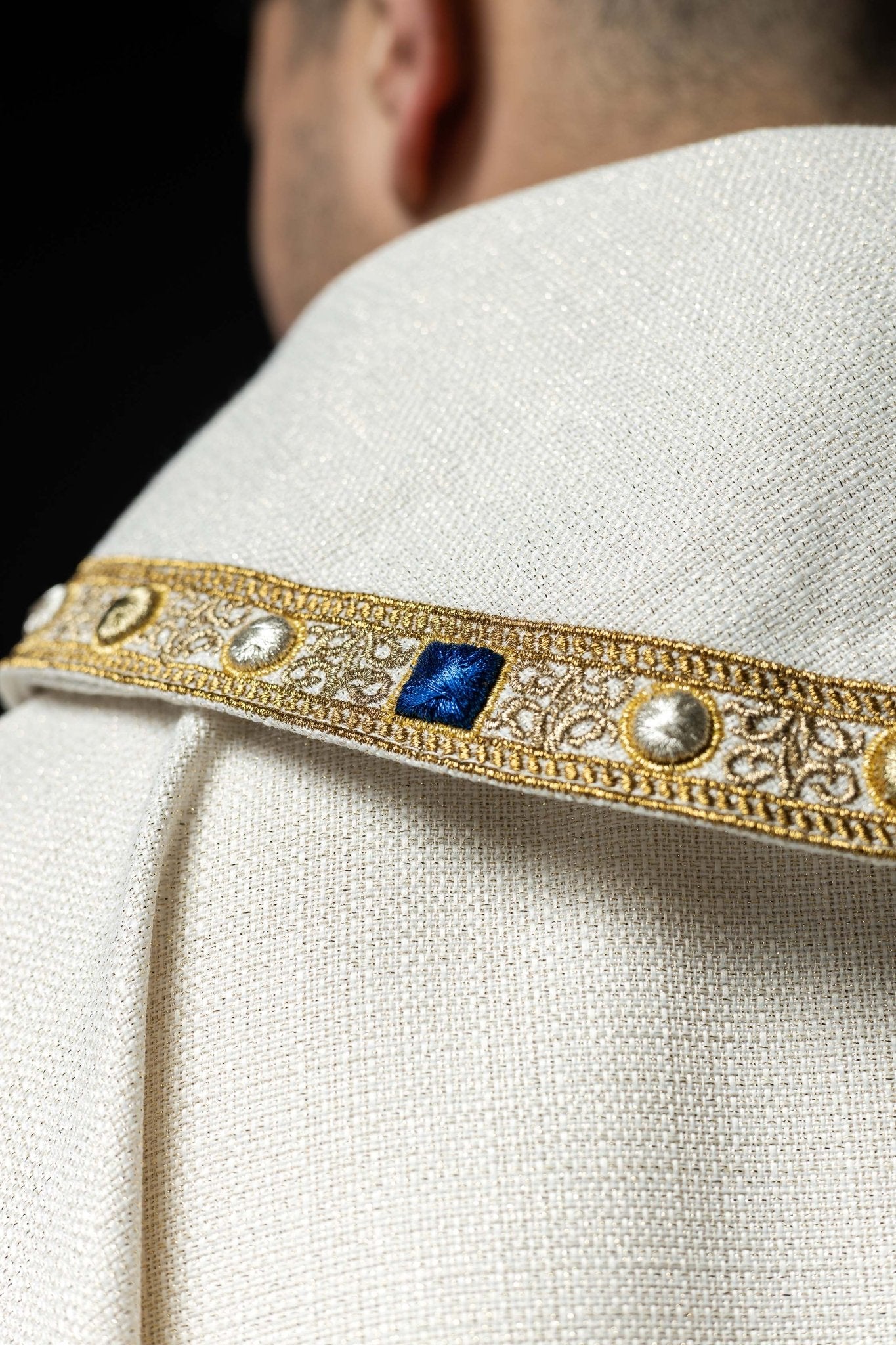 Ornat liturgiczny z haftowanym herbem Maryjnym