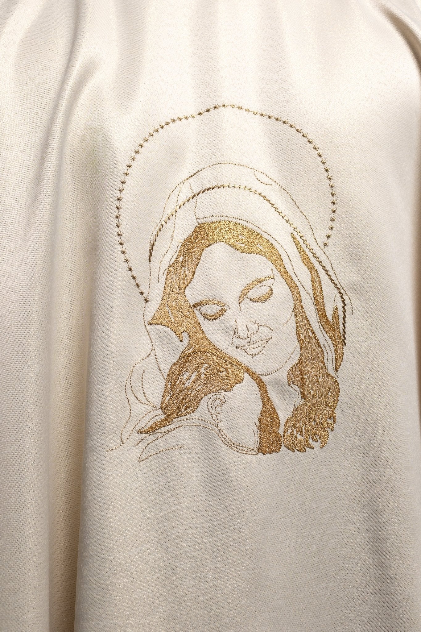 Ornat liturgiczny z wizerunkiem Matki Bożej Tulącej