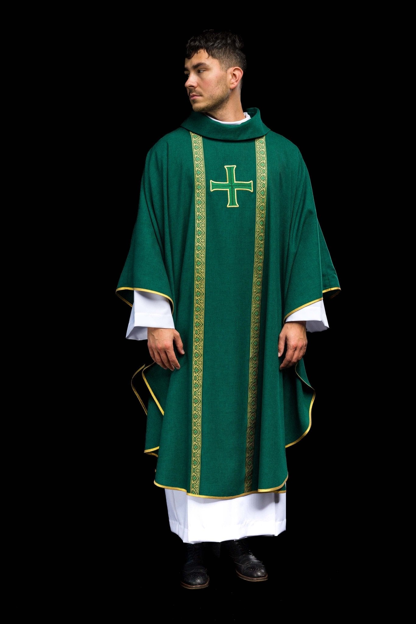 Ornat liturgiczny zielony z haftowanym krzyżem i taśmami żakardowymi