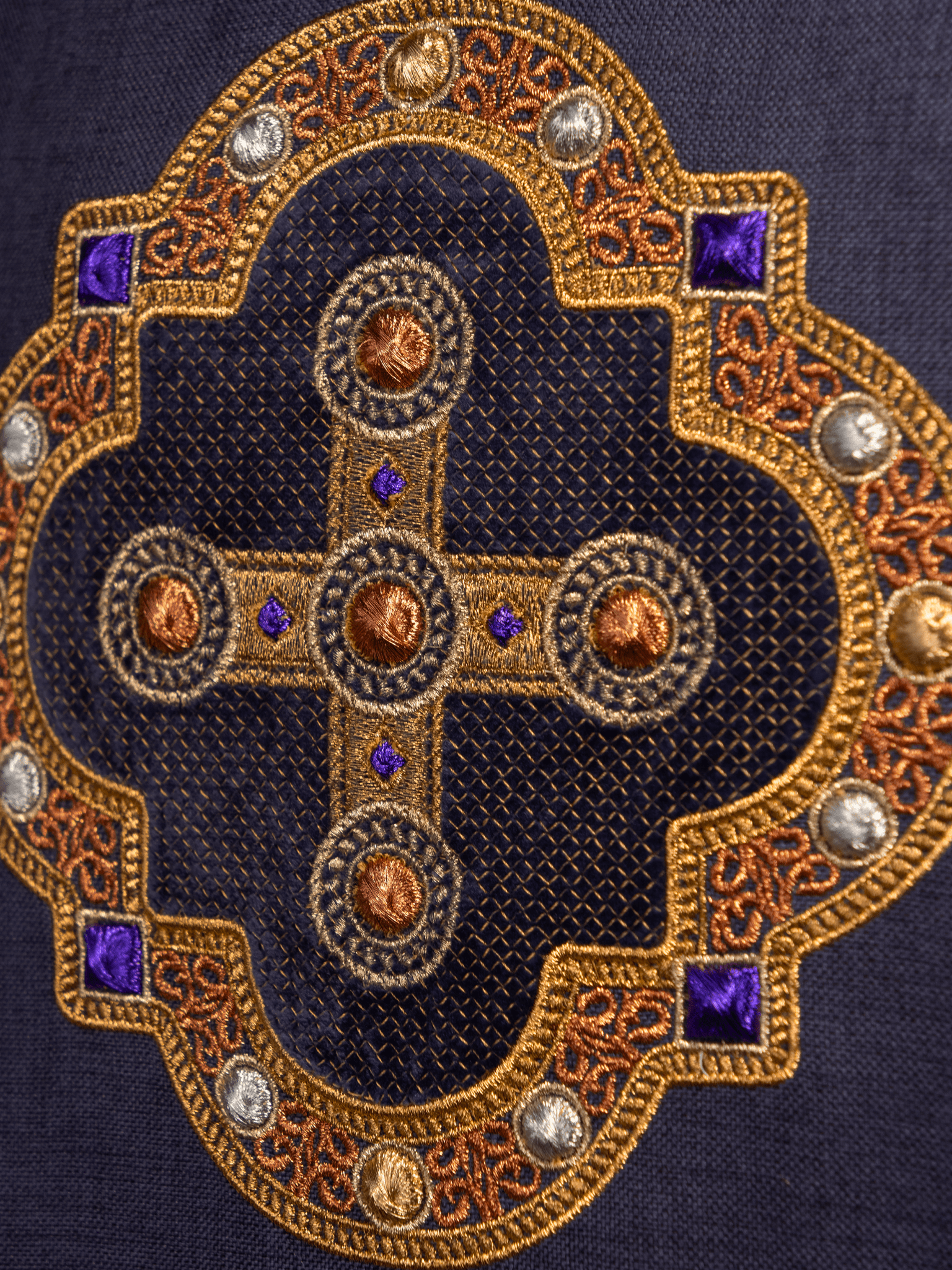 Ornat w kolorze fioletowym z haftowaną lamówką na kołnierzu i wokół haftu krzyża