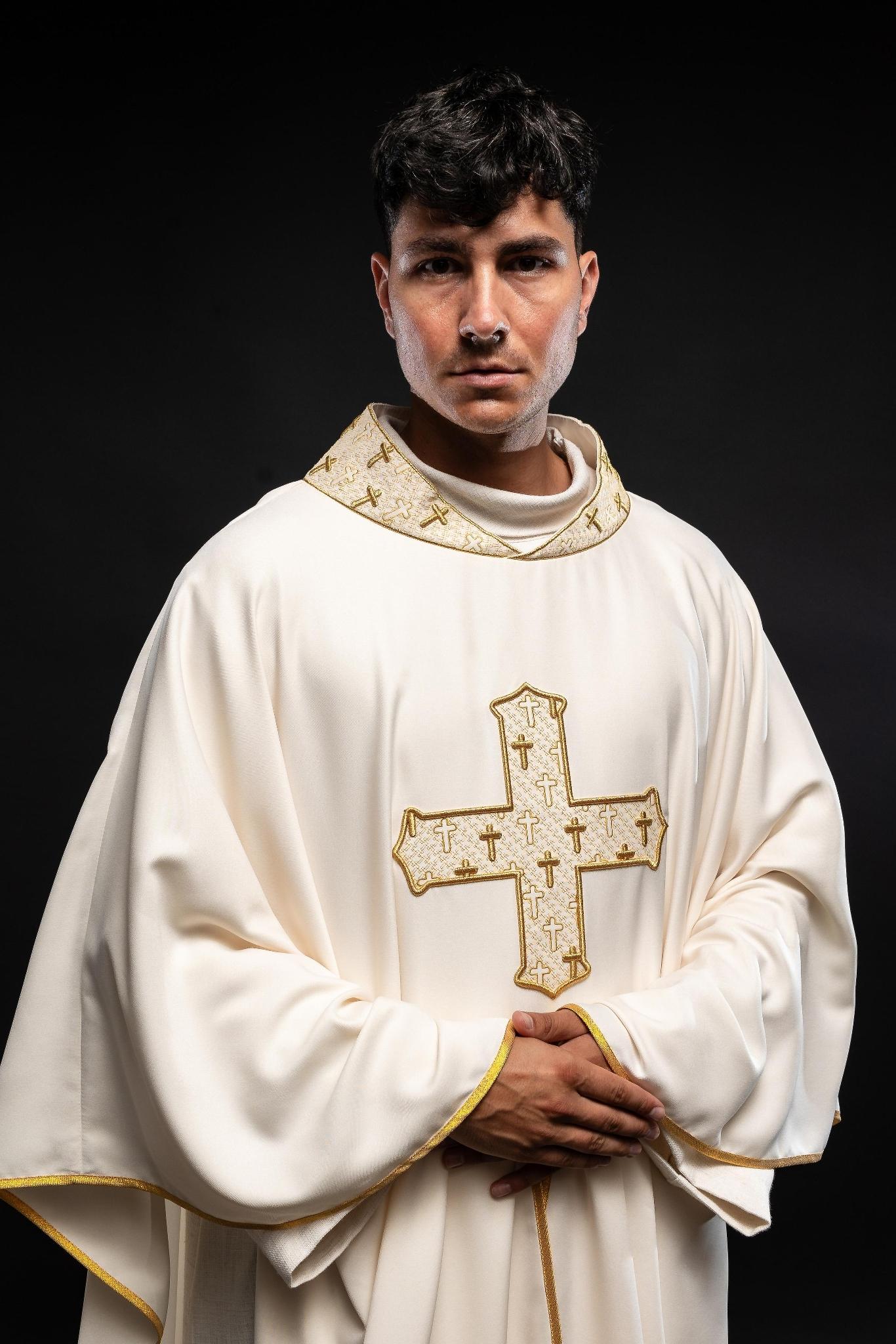 Ornat z bogato haftowanym krzyżem i kołnierzem w kolorze ecru - ORNATY.PL