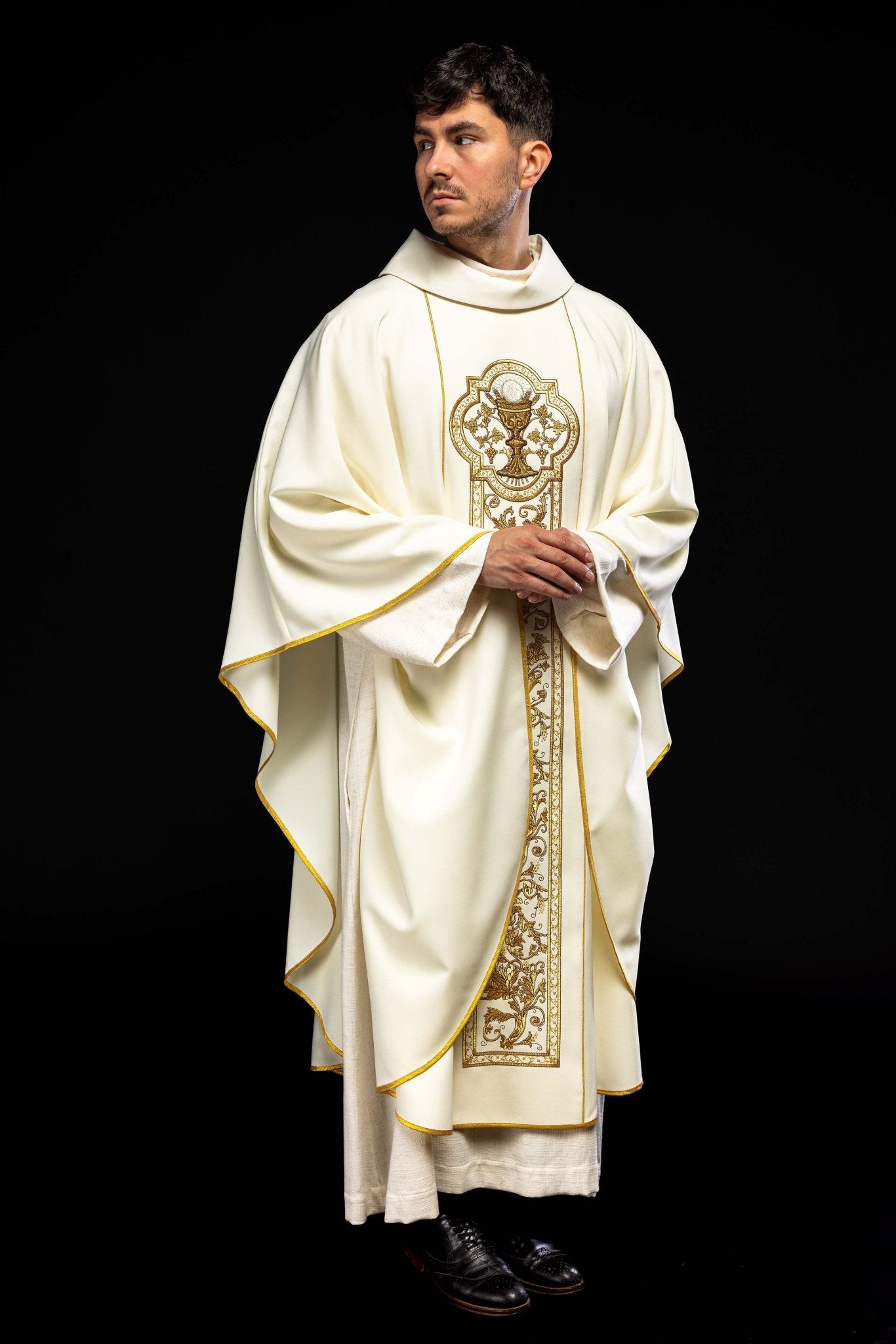 Ornat z haftem kielicha eucharystycznego w kolorze ecru