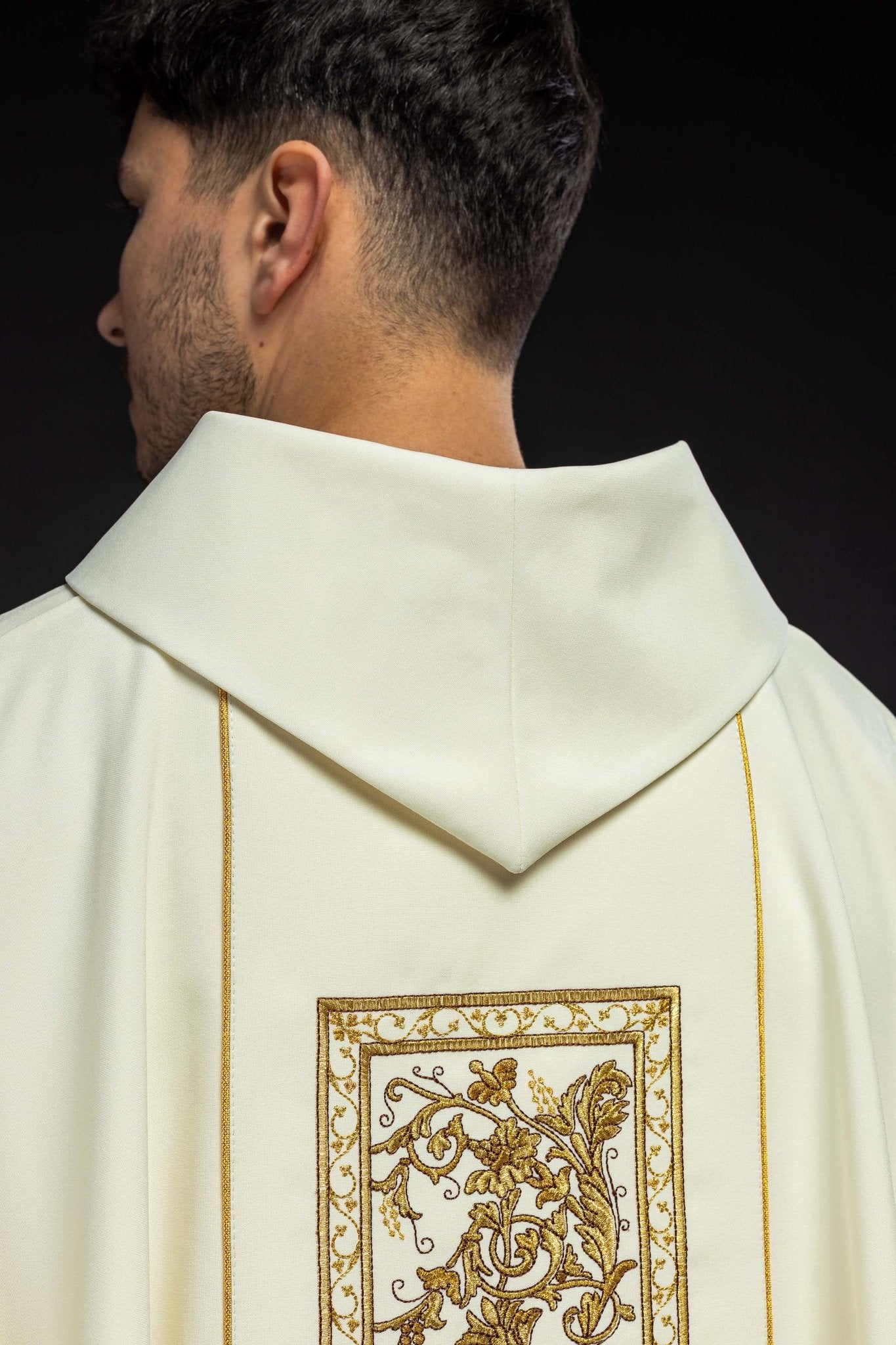 Ornat z haftem kielicha eucharystycznego w kolorze ecru
