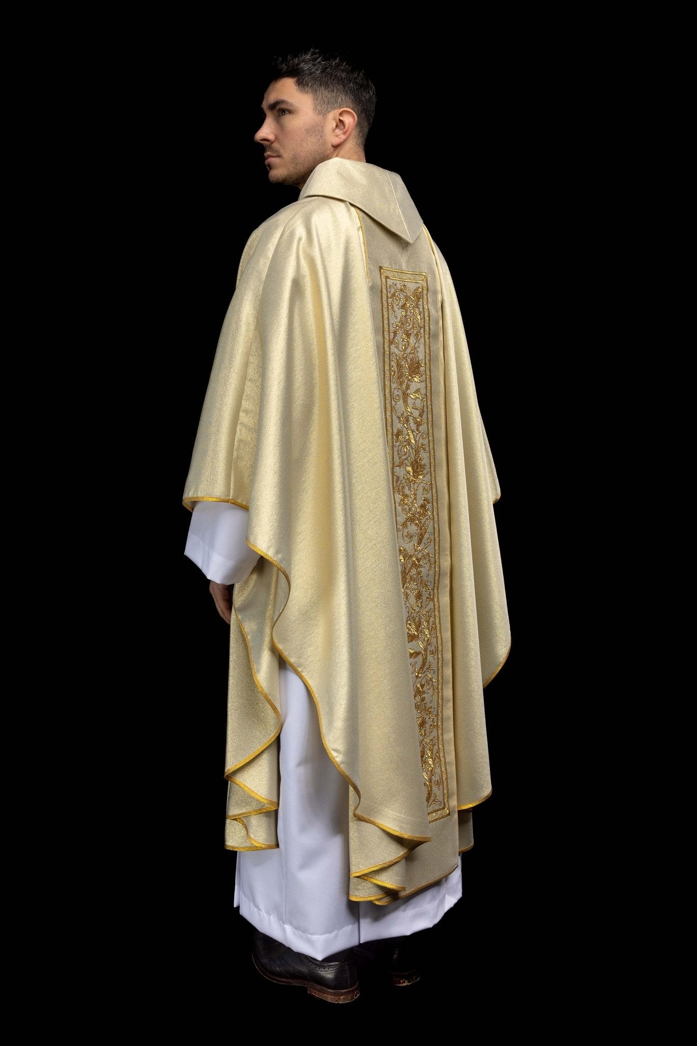 Ornat z haftem kielicha eucharystycznego w kolorze złotym
