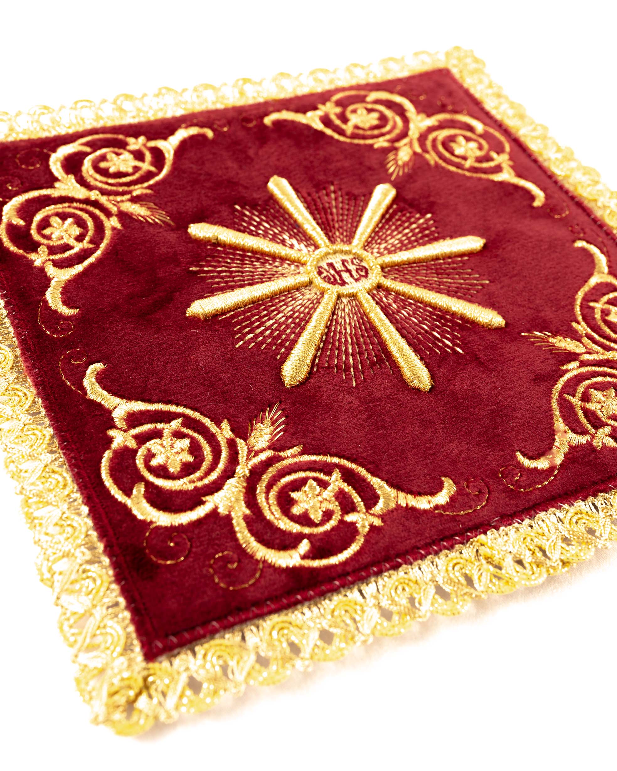 Palka z czerwonego aksamitu z wypukłym haftem monogramu IHS, złotymi promieniami i ornamentalnymi zwojami, złota koronka frędzlowa na krawędzi