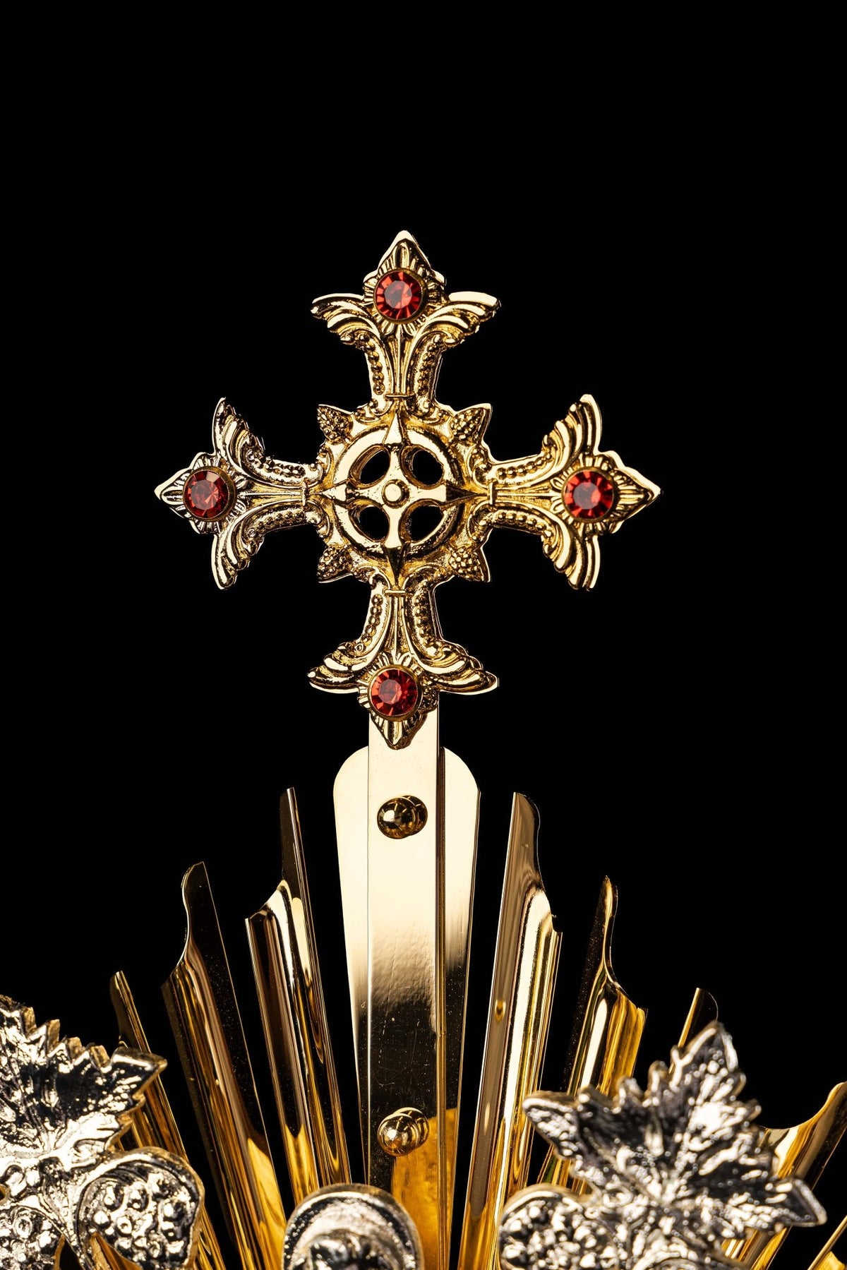 Pozłacana monstrancja z mosiądzu z aniołami i ornamentami roślinnymi