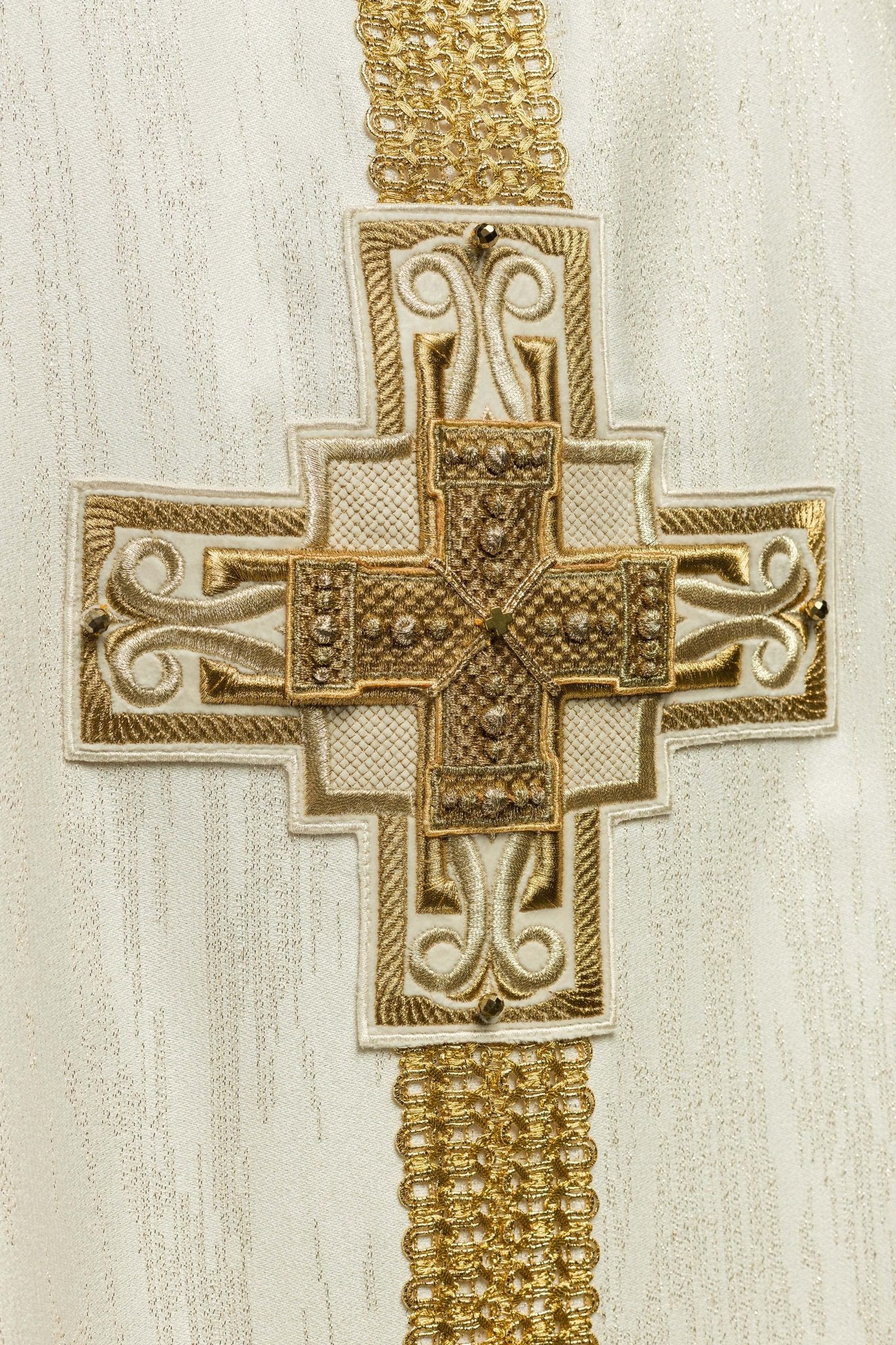 Ręcznie wykonany ornat z naturalnymi kamieniami Handmade 7015 Ecru