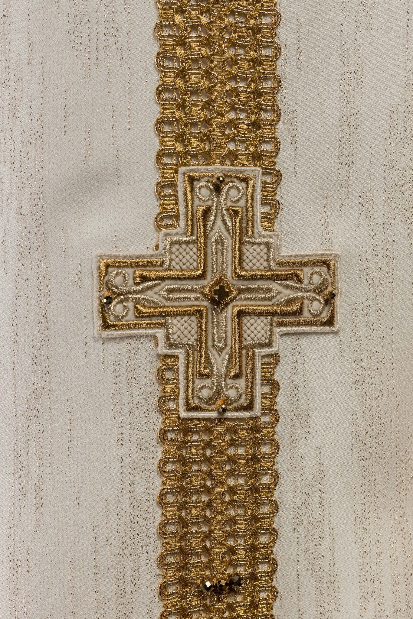 Ręcznie wykonany ornat z naturalnymi kamieniami Handmade 7015 Ecru