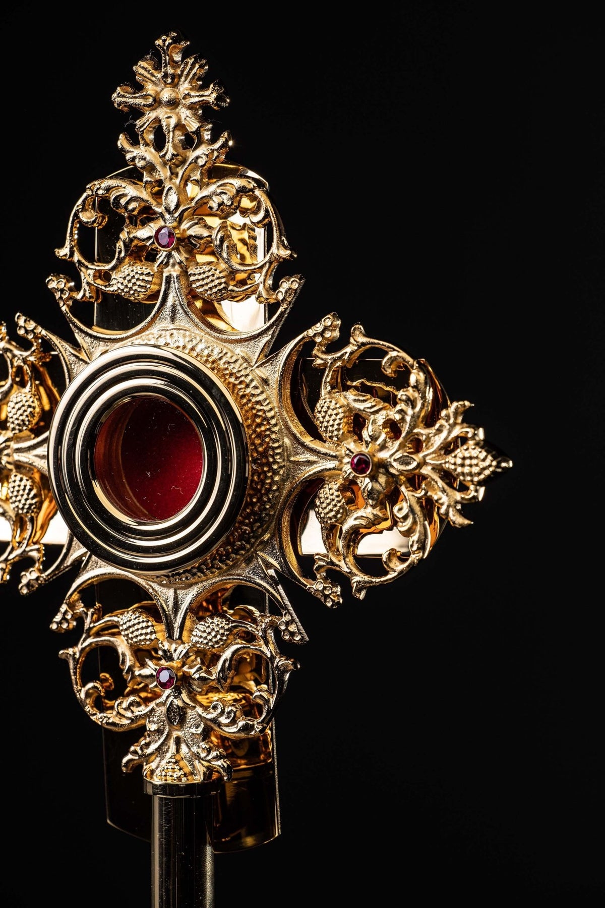Relikwiarz ze złoconego mosiądzu, fragment bocznych ornamentów i czerwonych kamieni