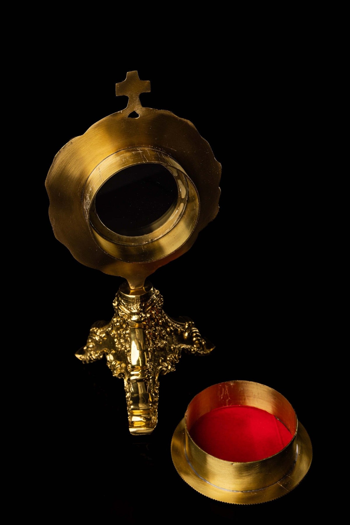 Relikwiarz liturgiczny wykonany z mosiądzu