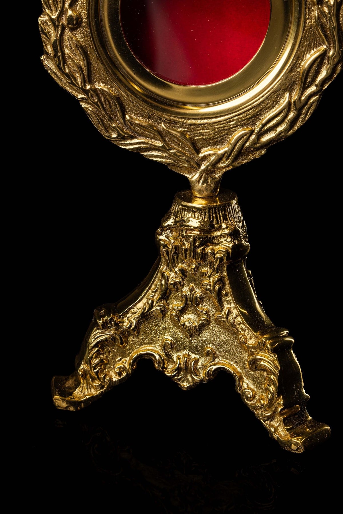 Relikwiarz liturgiczny wykonany z mosiądzu
