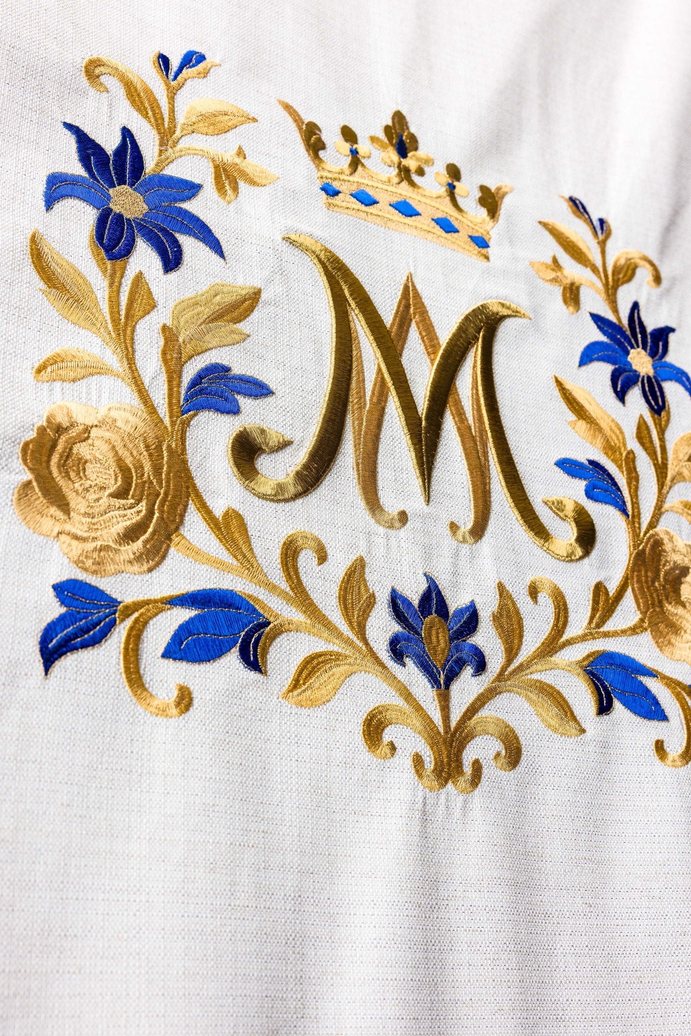 Serweta na lektorium z haftem maryjnym ecru