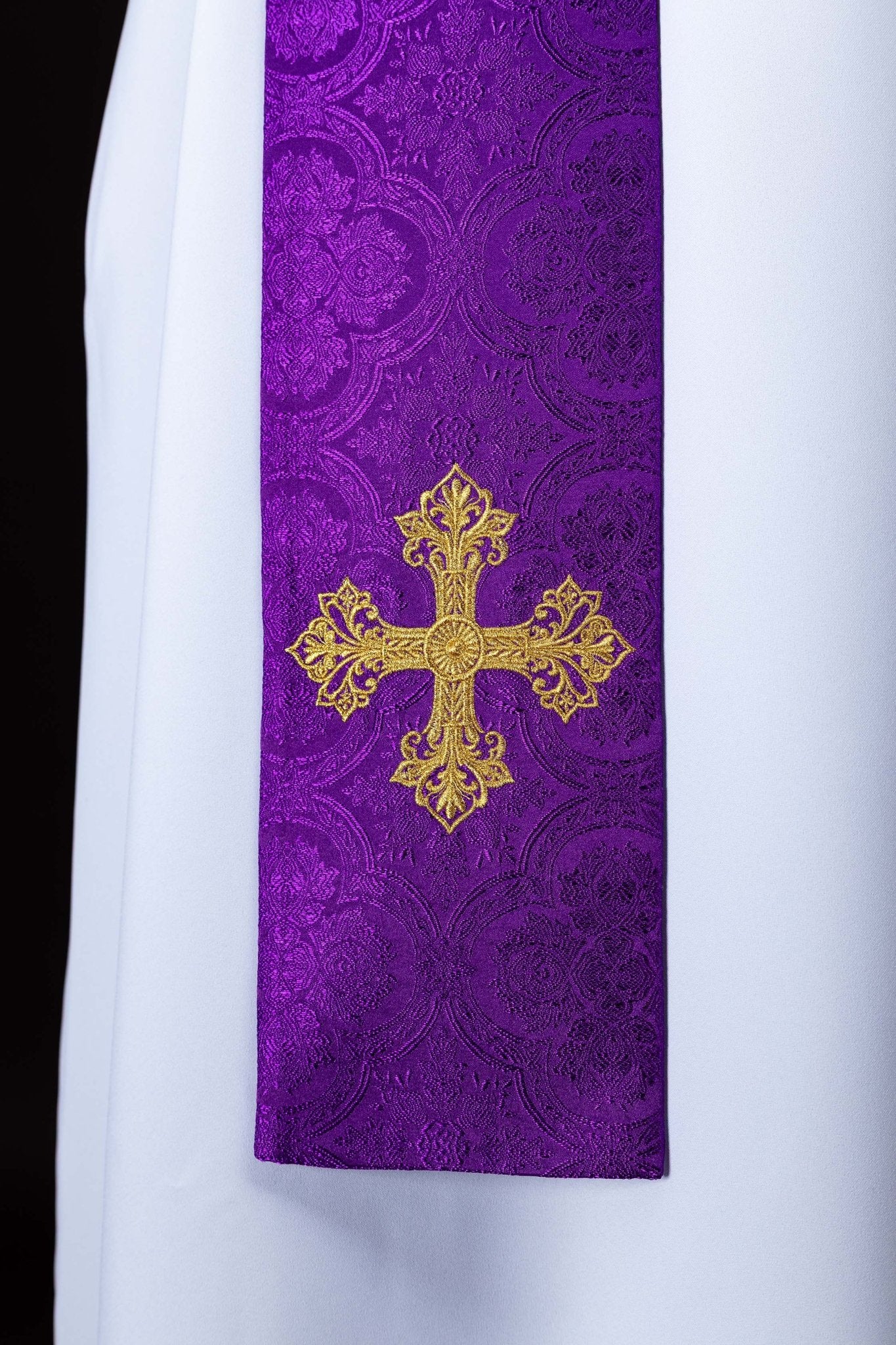 Stuła haftowana z motywem Krzyża fioletowa tkanina żakardowa