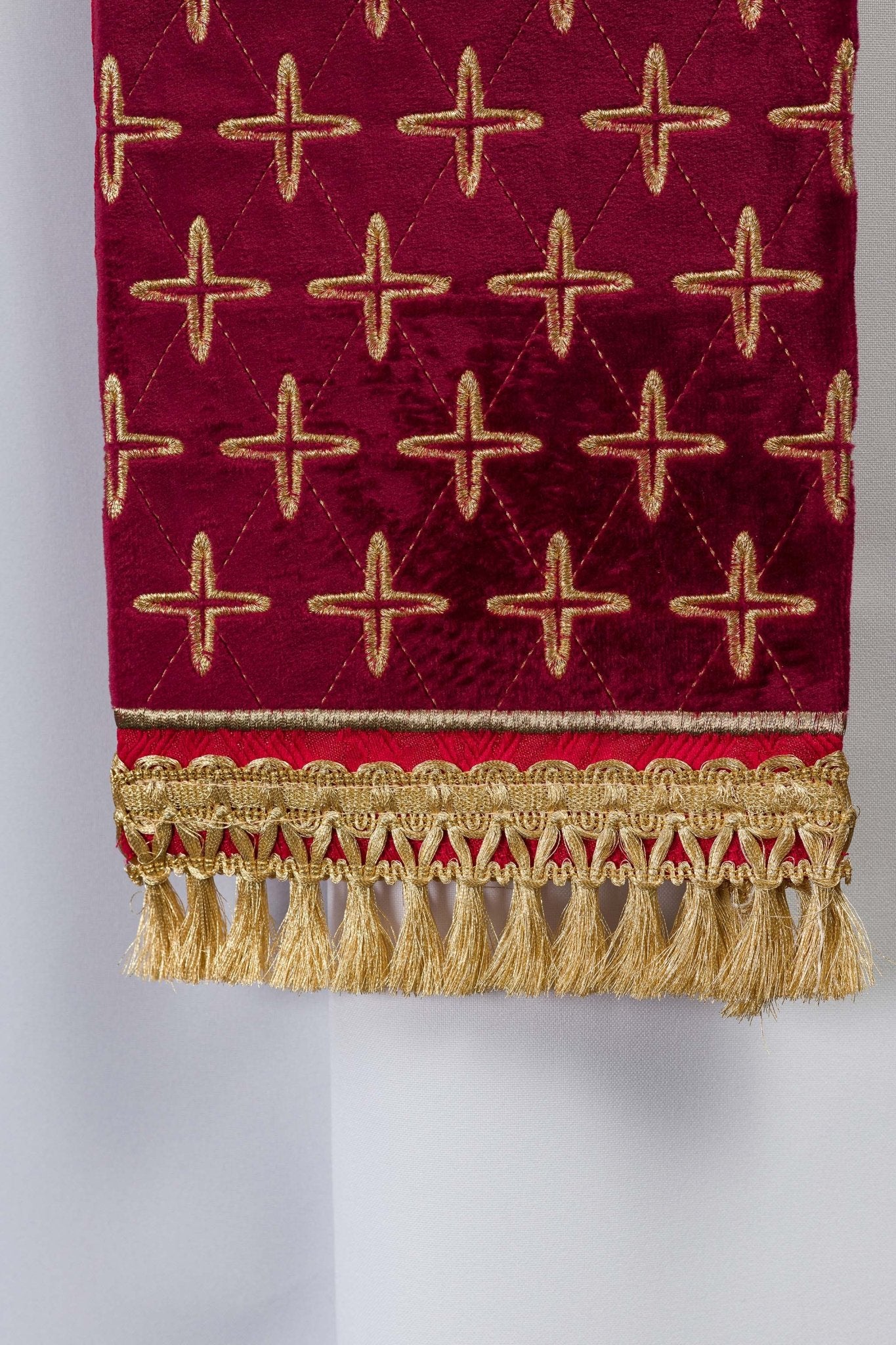 Stuła haftowana żakardowa z motywami krzyży czerwona