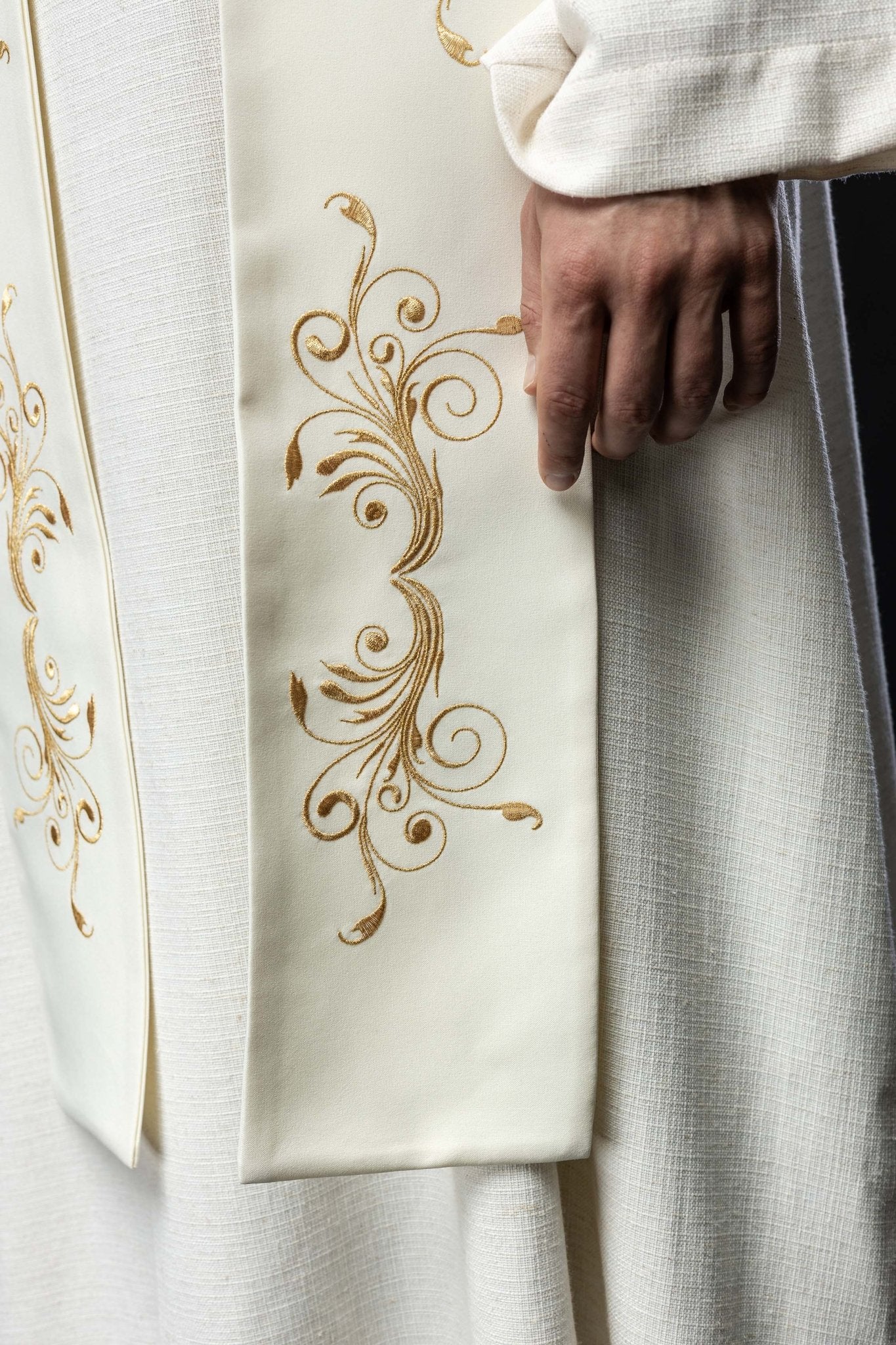 Stuła haftowana zdobiona IHS ecru