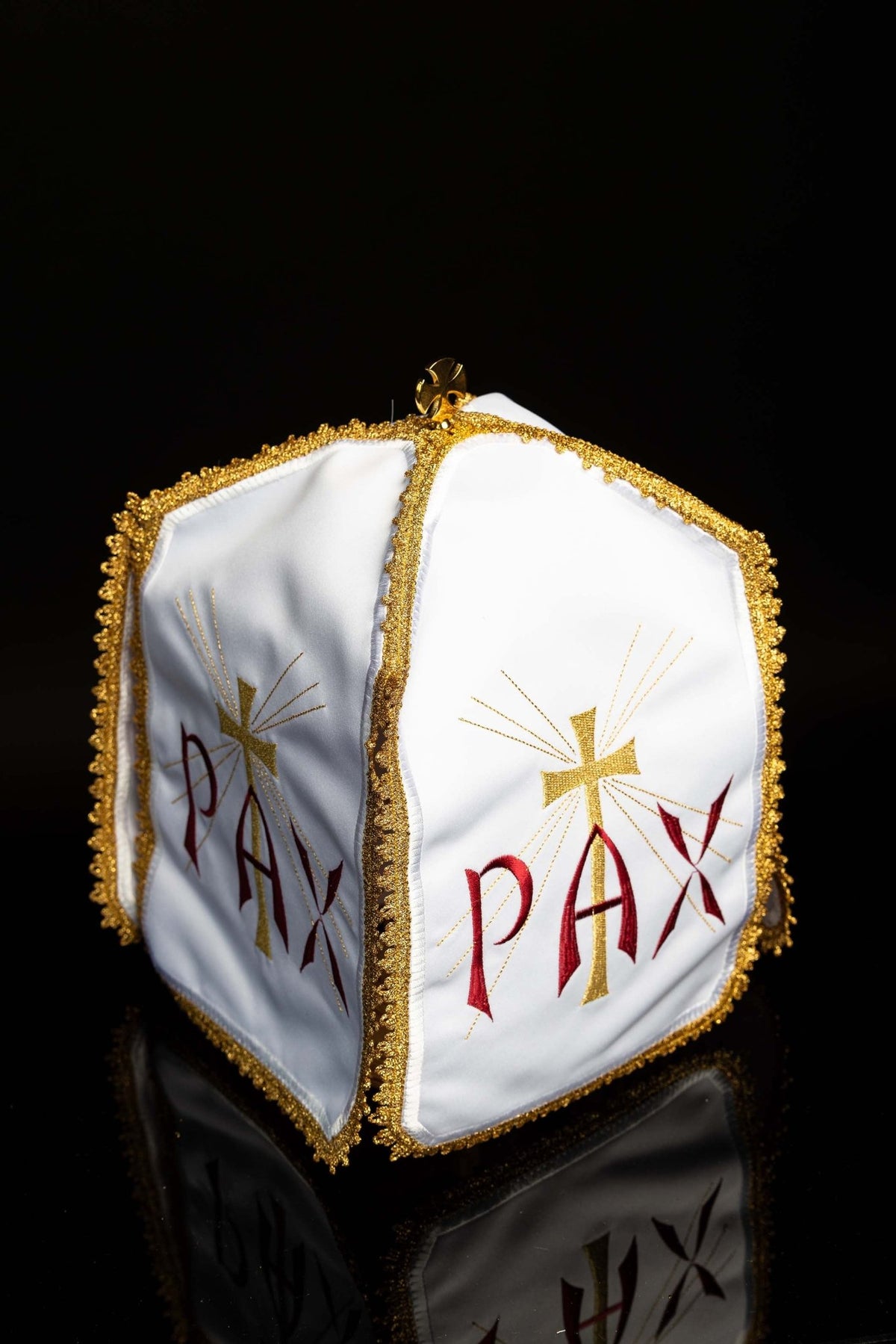 Welon na puszkę Pax – widok złożony z dwóch stron, z haftem Pax i złotym wykończeniem