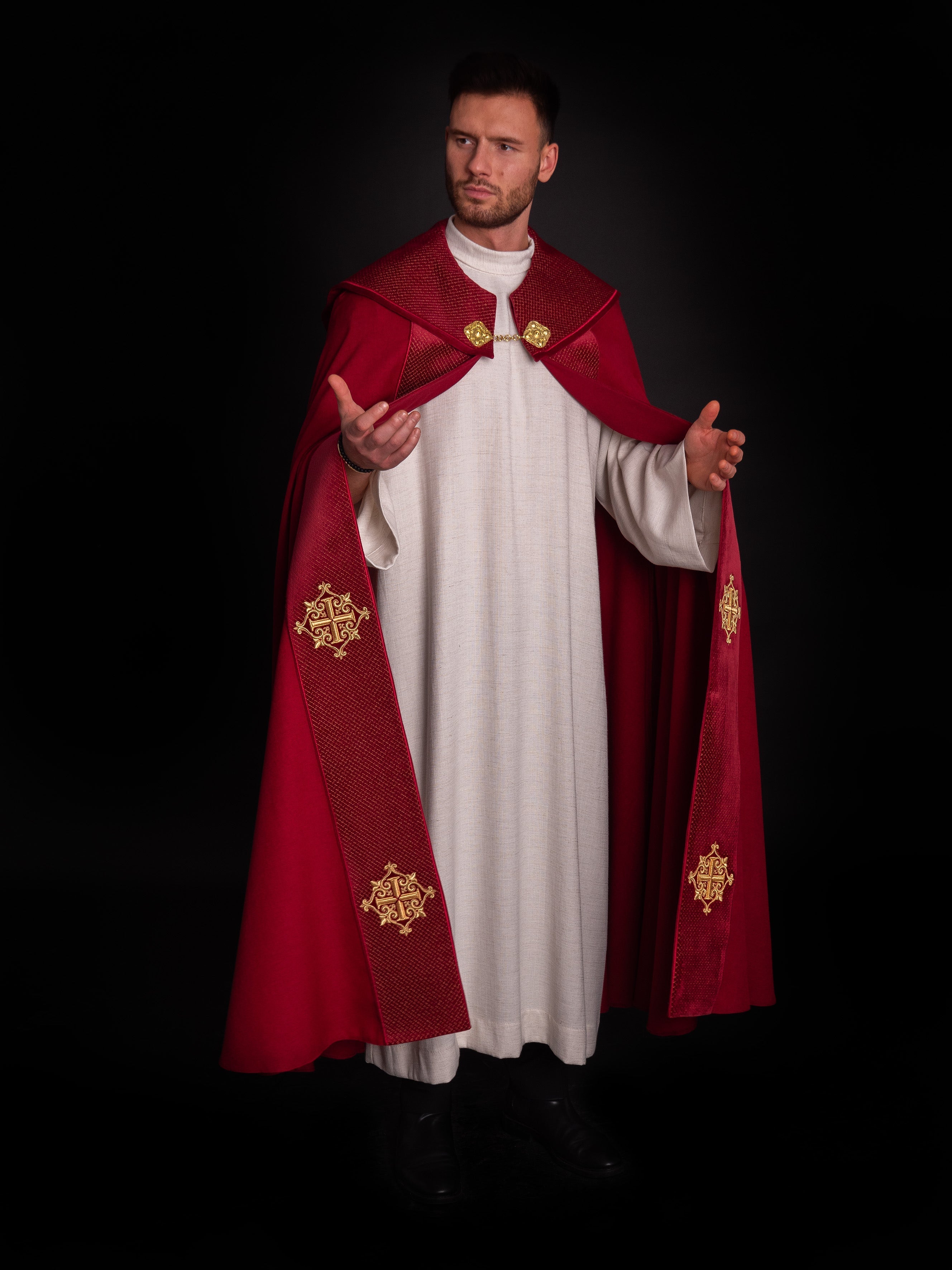 Kapa liturgiczna z aksamitnym czerwonym pasem i haftem krzyży