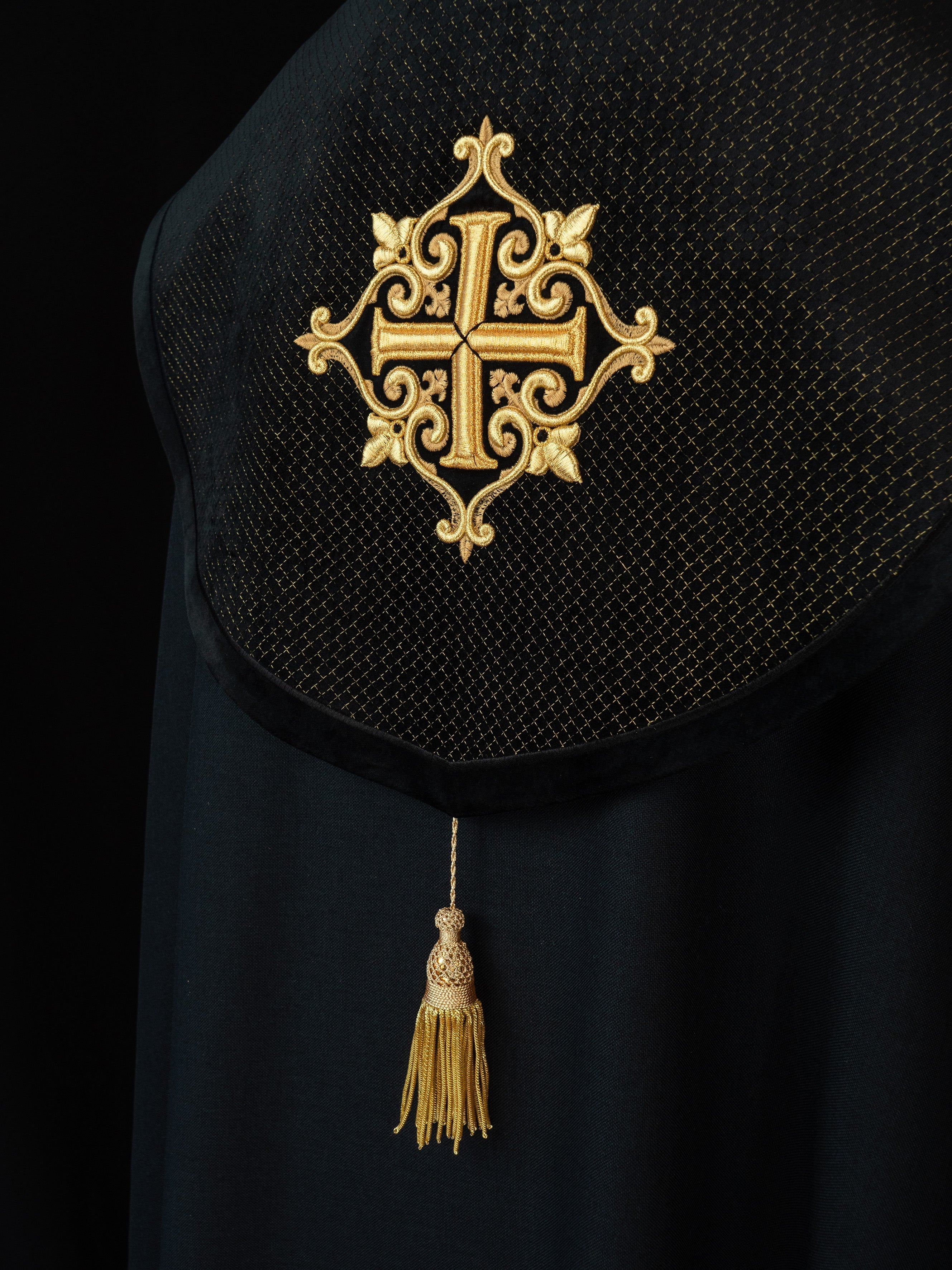 Kapa liturgiczna z aksamitnym czarnym pasem i haftem krzyży