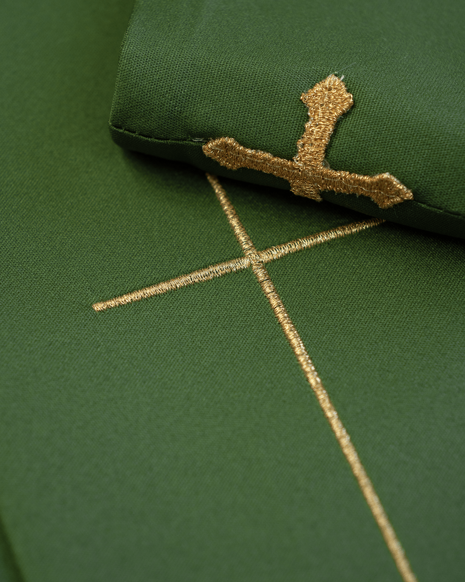 Ornat haftowany z symbolami IHS i PAX KOR/119 Zielony