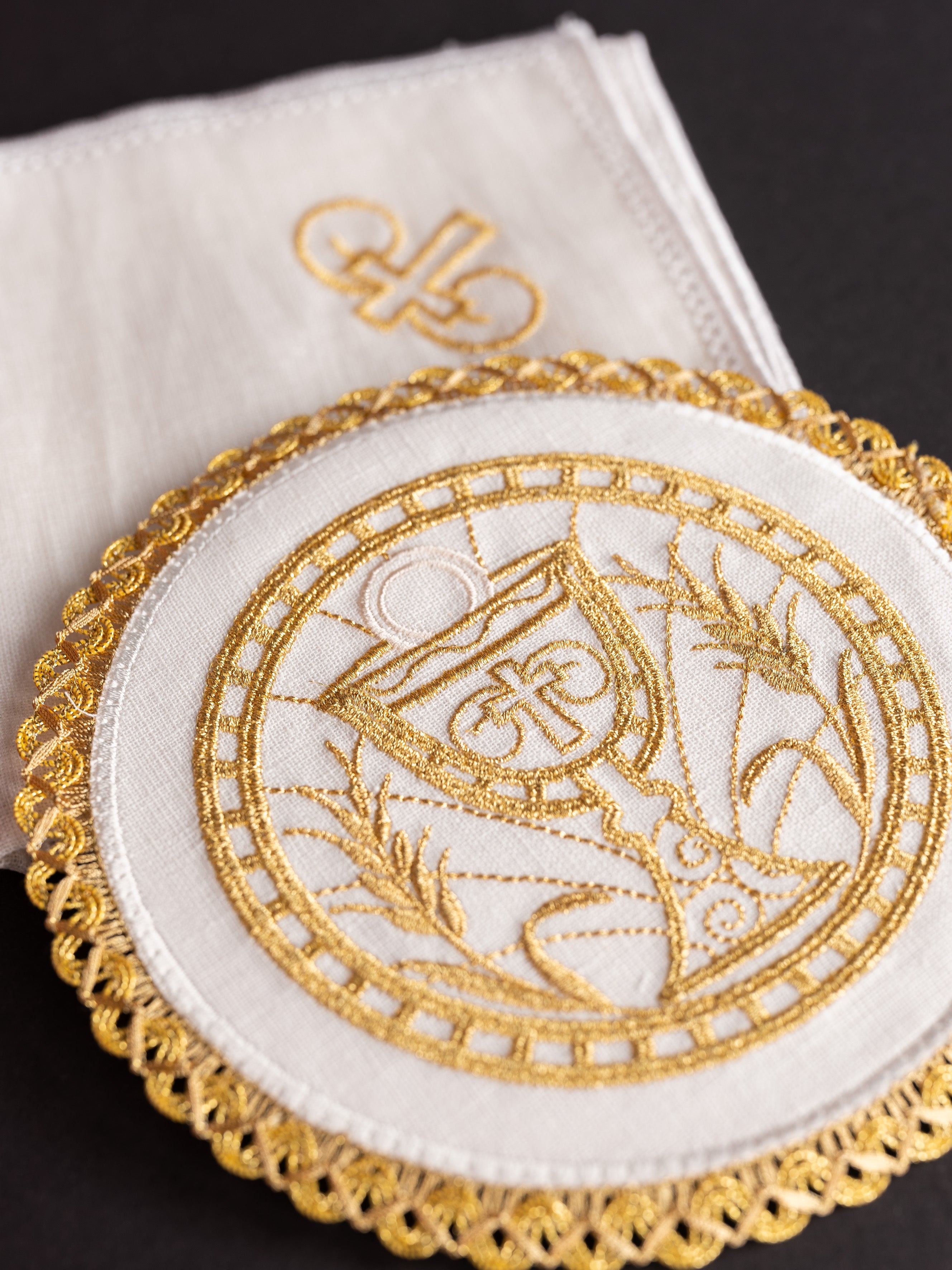 Lniany komplet kielichowy z haftem eucharystycznym JHS