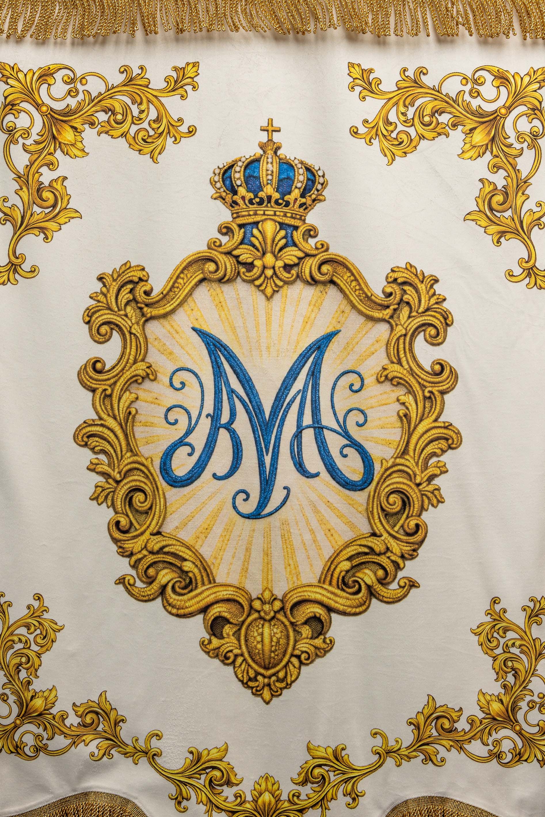 Chorągiew maryjna drukowana dwustronna z symbolem Serca i monogramem