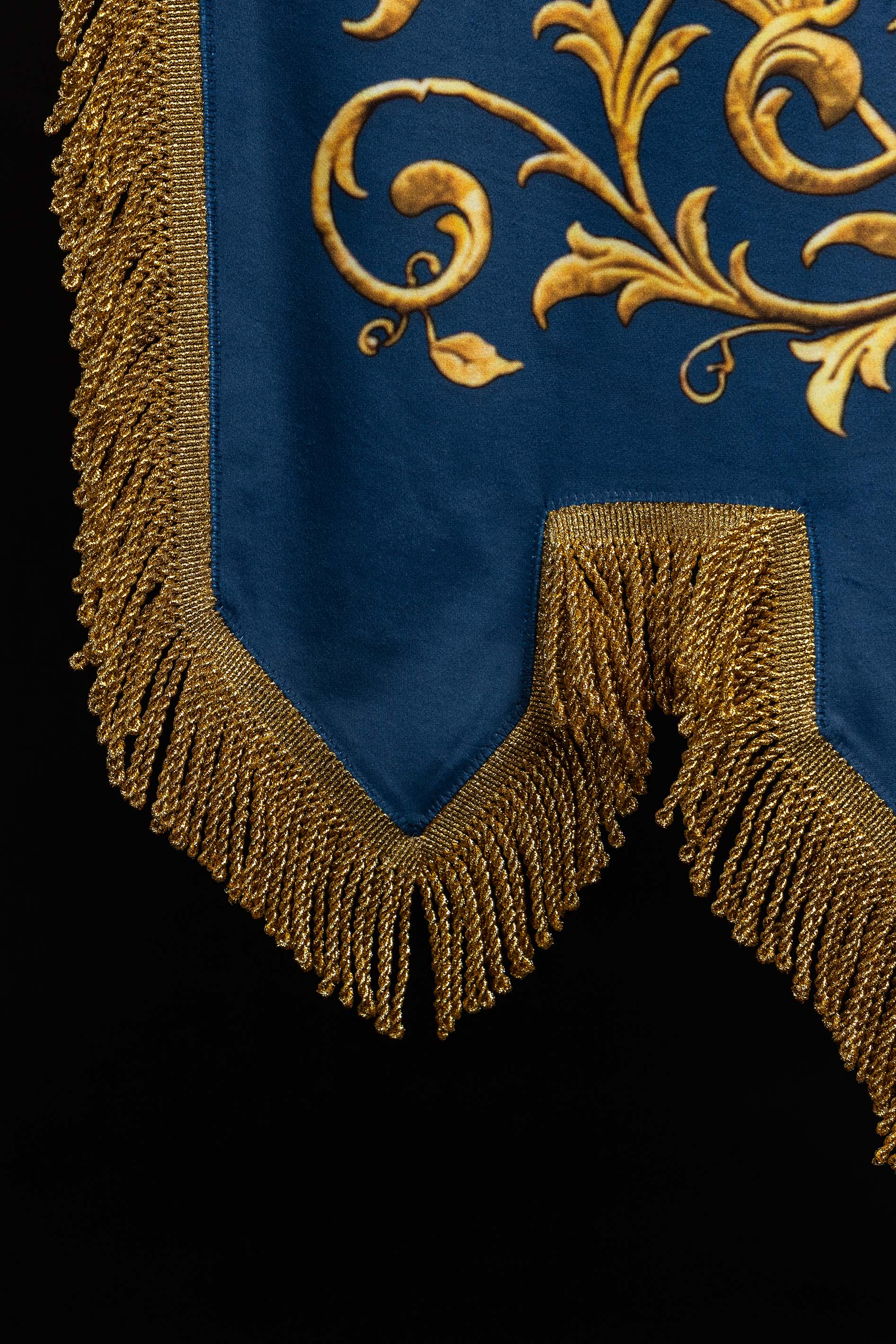 Chorągiew drukowana dwustronna z wizerunkiem Matki Bożej Niepokalanej i monogramem