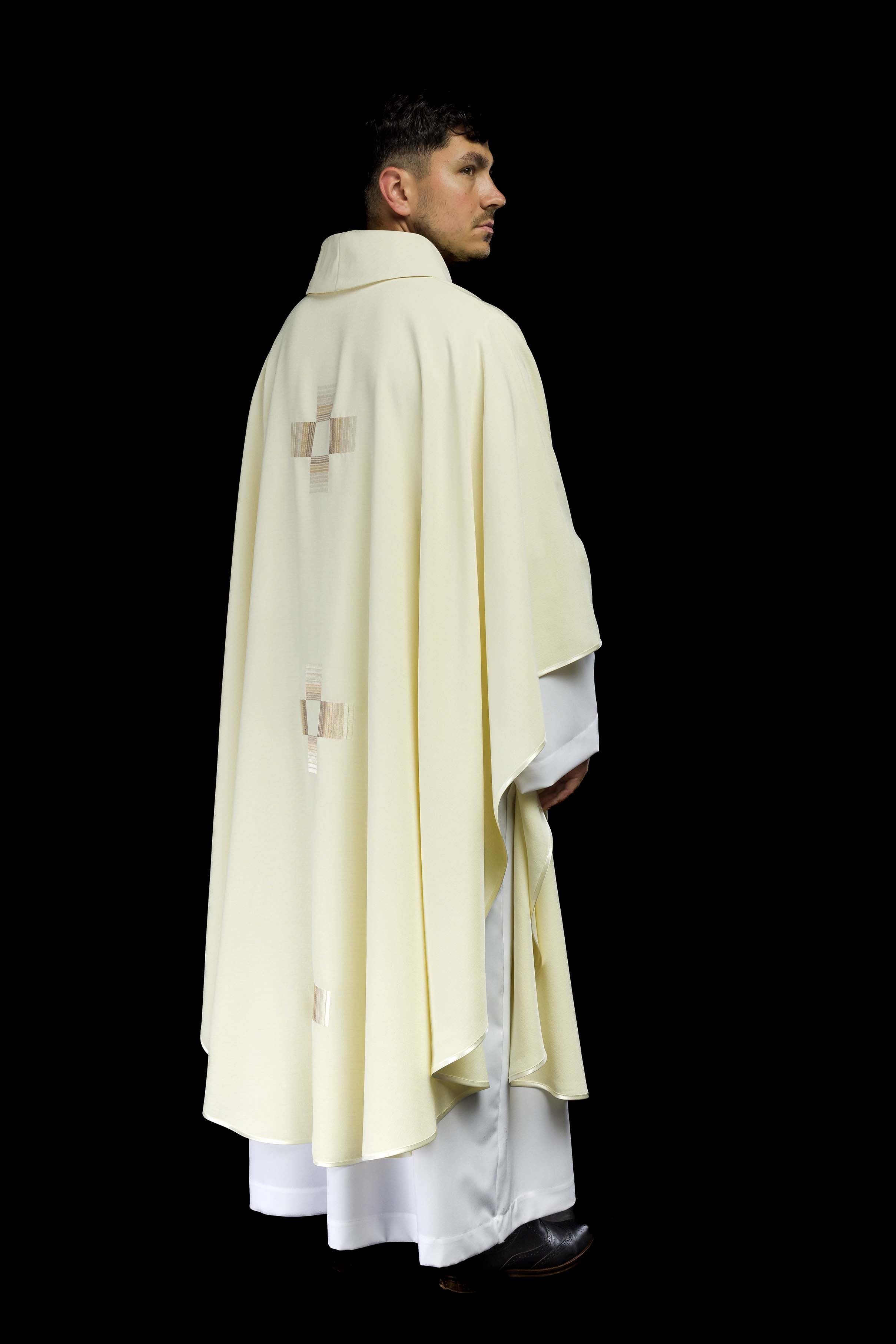 Ornat haftowanymi krzyżami w kolorze Ecru - ORNATY.PL