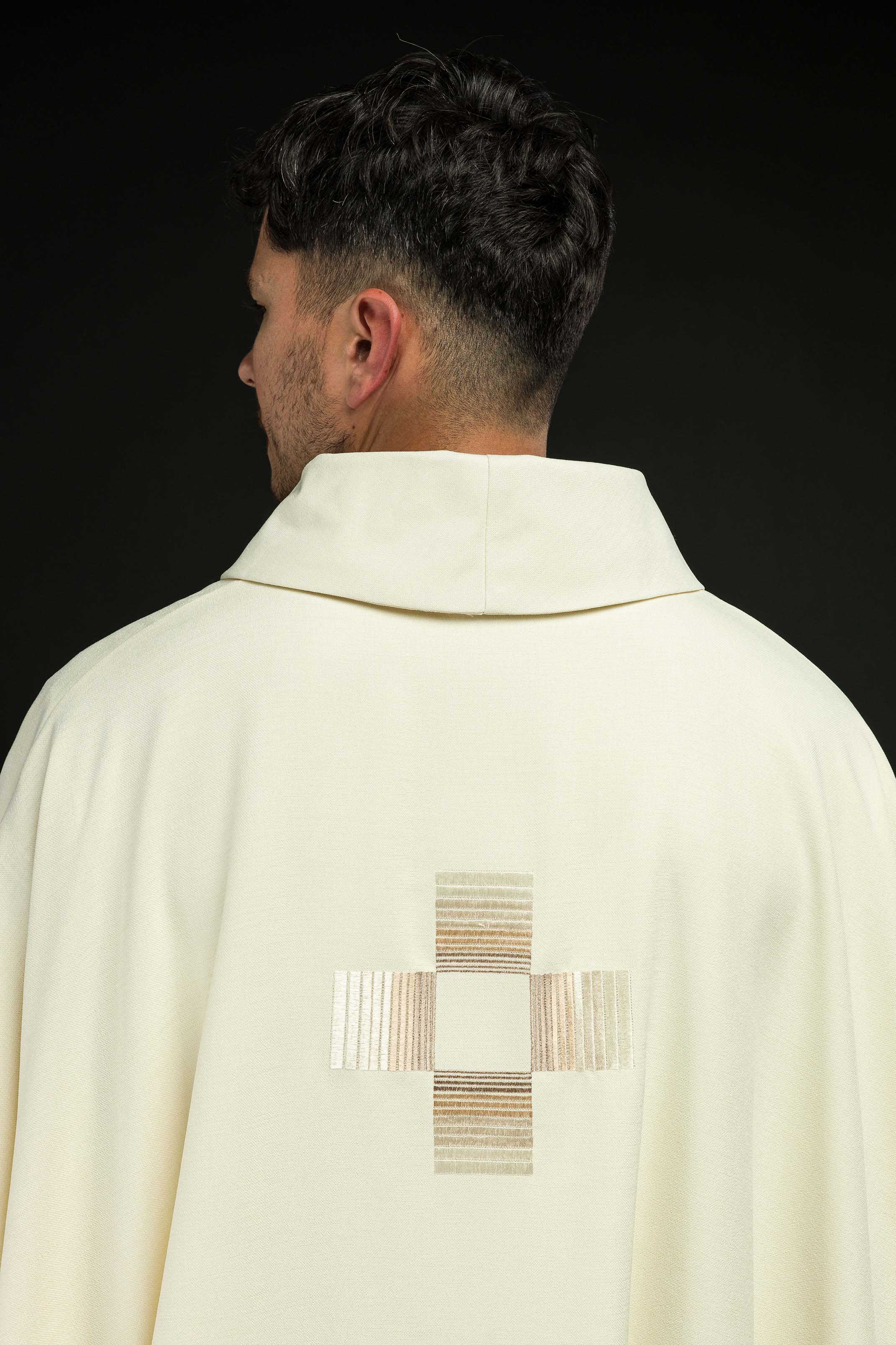 Ornat haftowanymi krzyżami w kolorze Ecru - ORNATY.PL