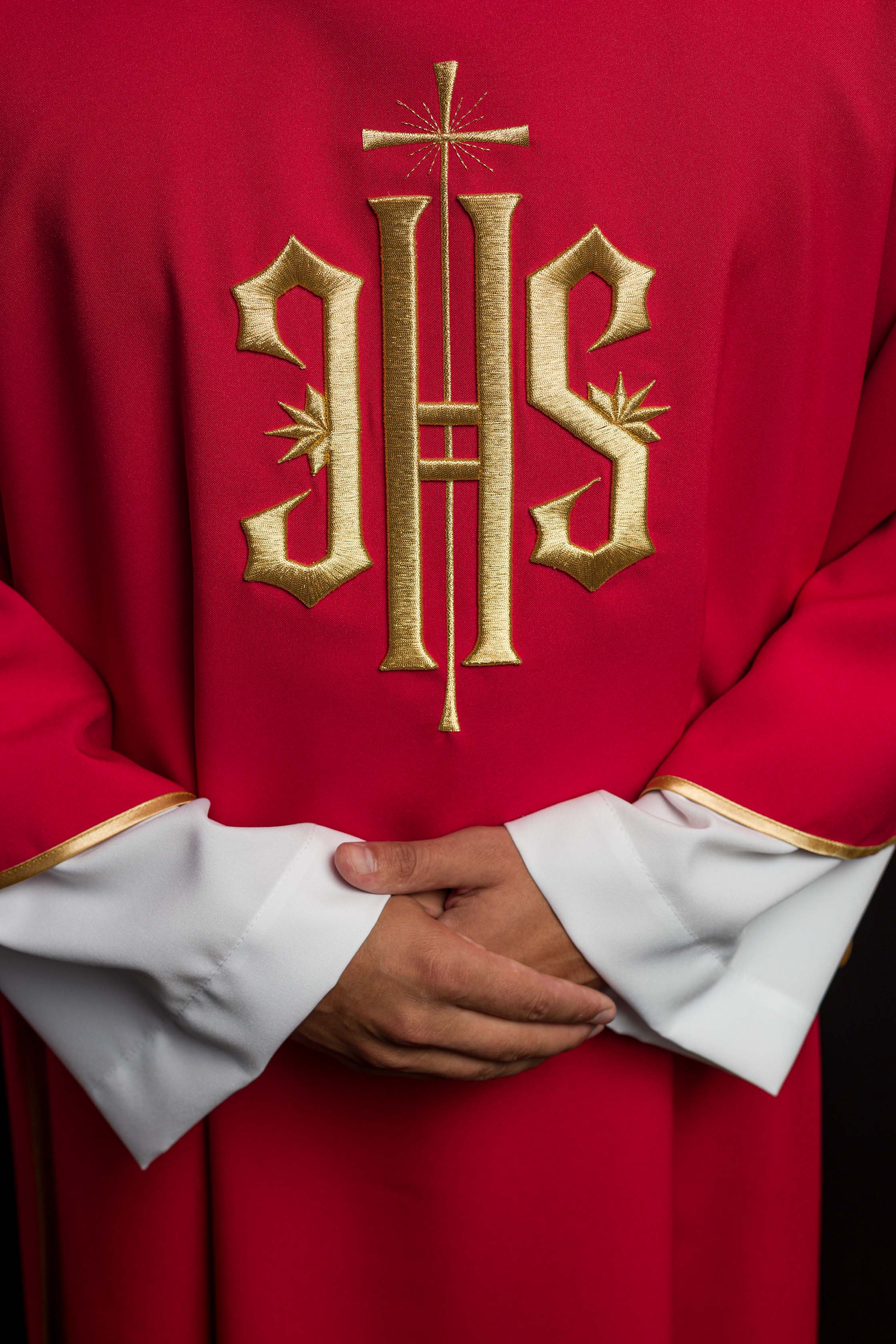 Czerwona Dalmatyka z haftowanym złotym IHS - ORNATY.PL