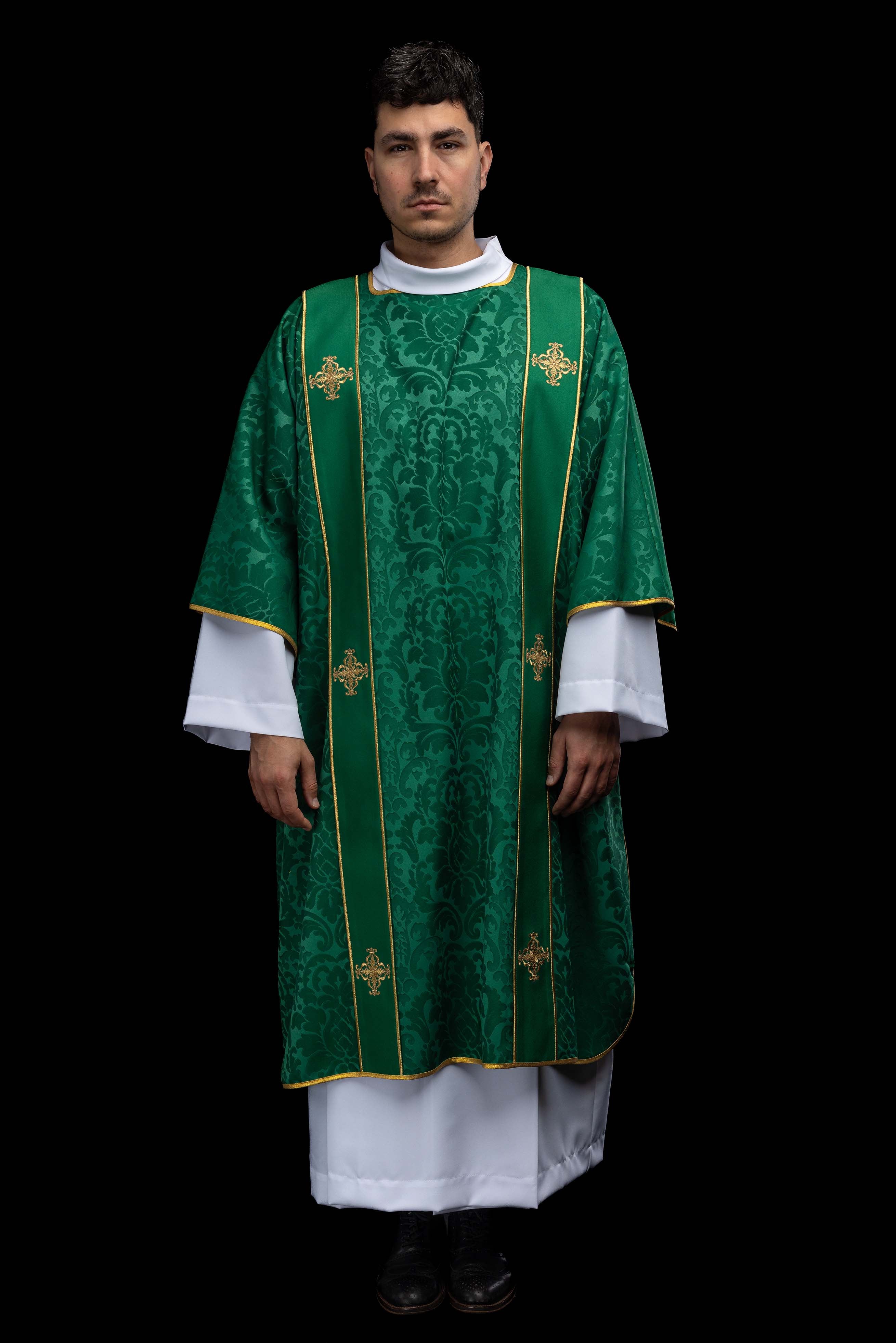 Dalmatyka z pasami i haftowanymi złotymi krzyżami na żakardzie zielona