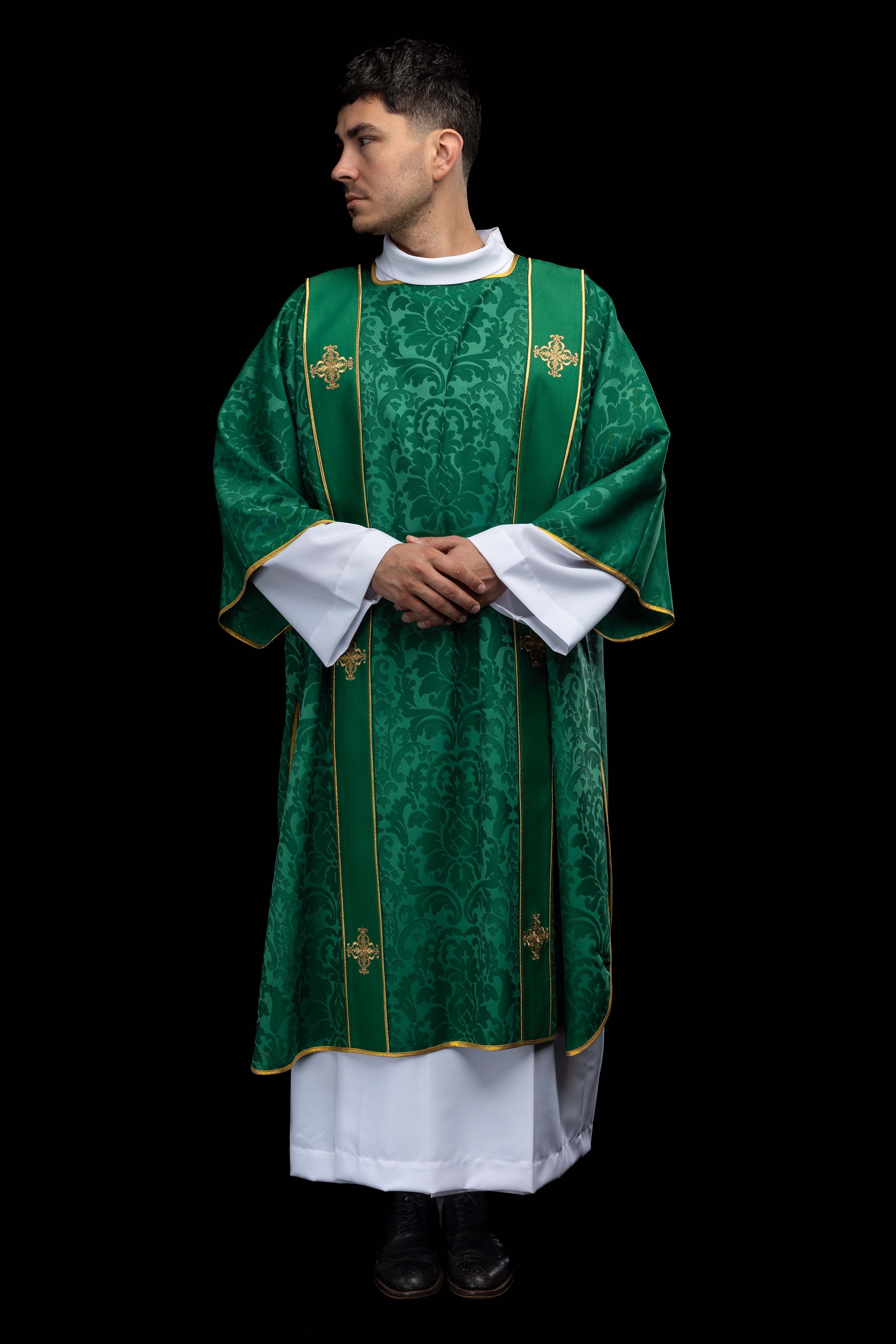 Dalmatyka z pasami i haftowanymi złotymi krzyżami na żakardzie zielona