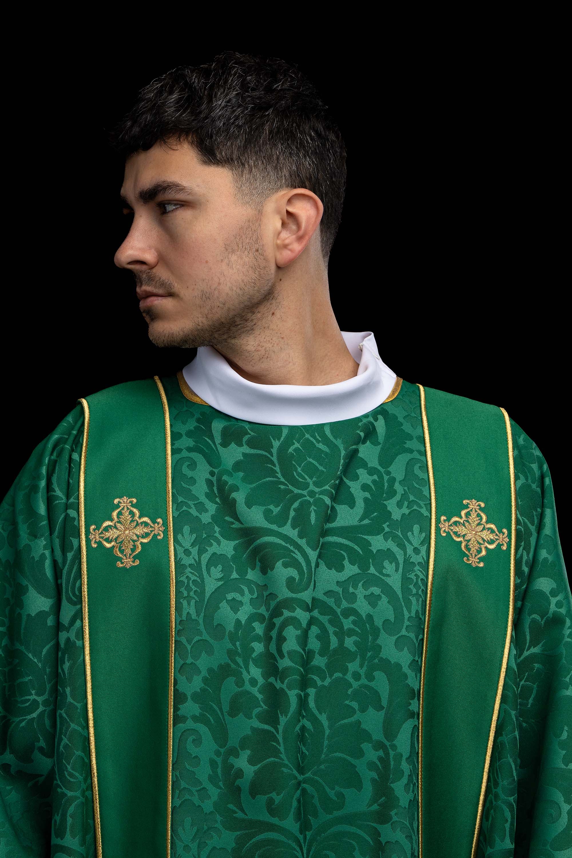 Dalmatyka z pasami i haftowanymi złotymi krzyżami na żakardzie zielona