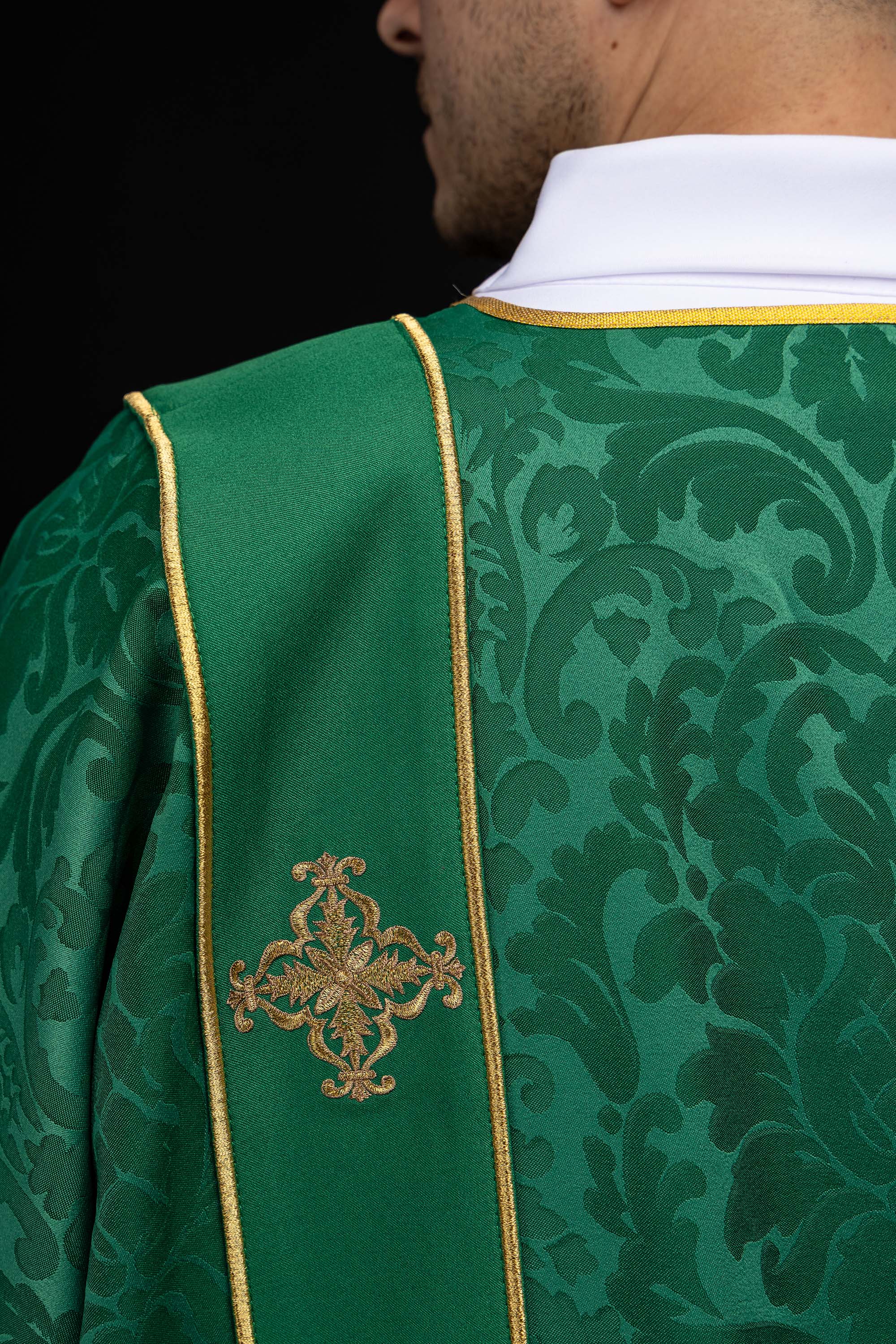 Dalmatyka z pasami i haftowanymi złotymi krzyżami na żakardzie zielona