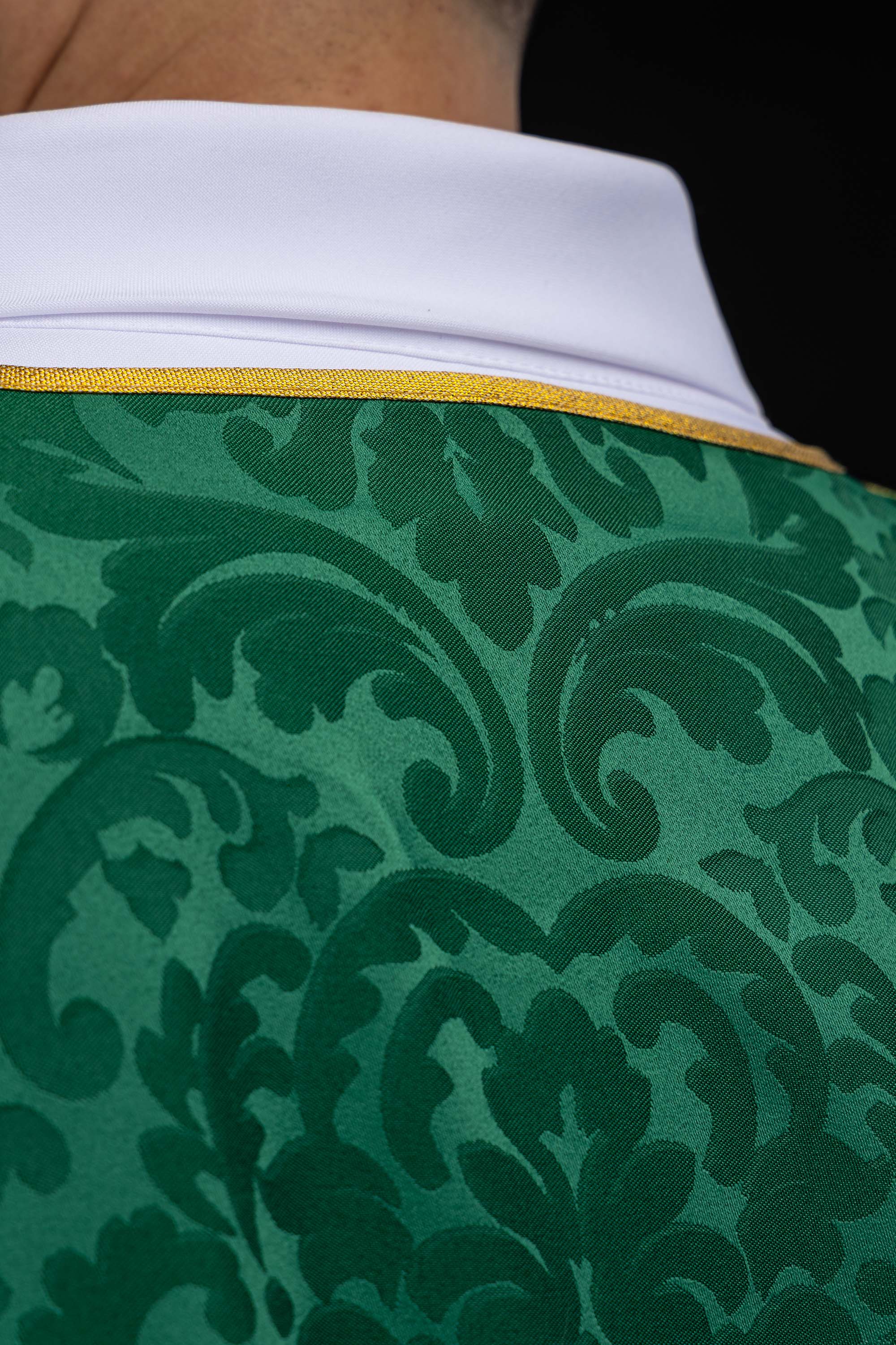 Dalmatyka z pasami i haftowanymi złotymi krzyżami na żakardzie zielona